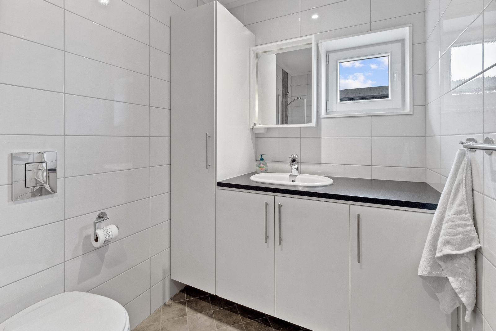 Bad med moderne innredning. Galleribilde