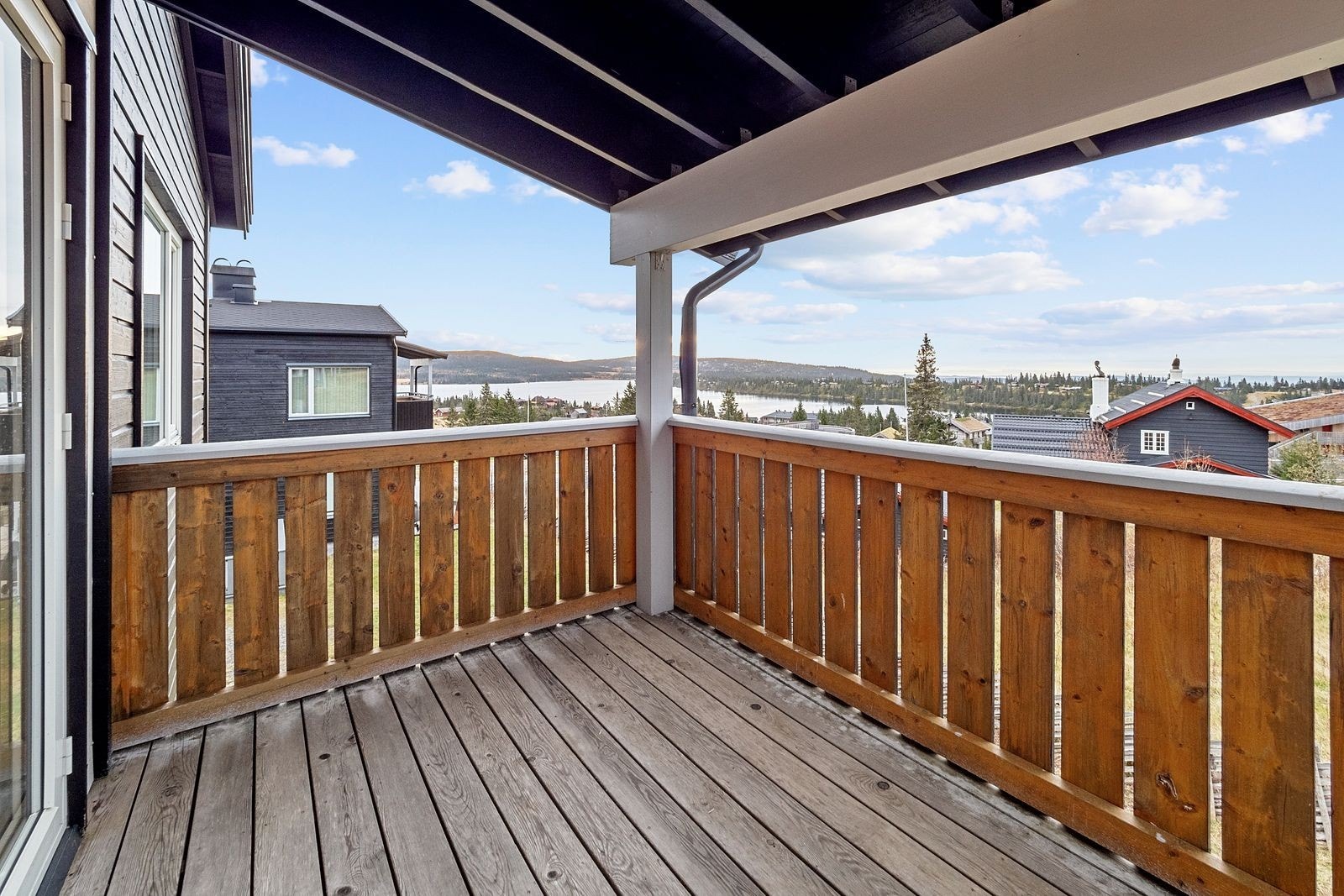 Overbygd terrasse med fantastisk utsikt ned mot Sjusjøen og sol fra morgen til kveld Galleribilde