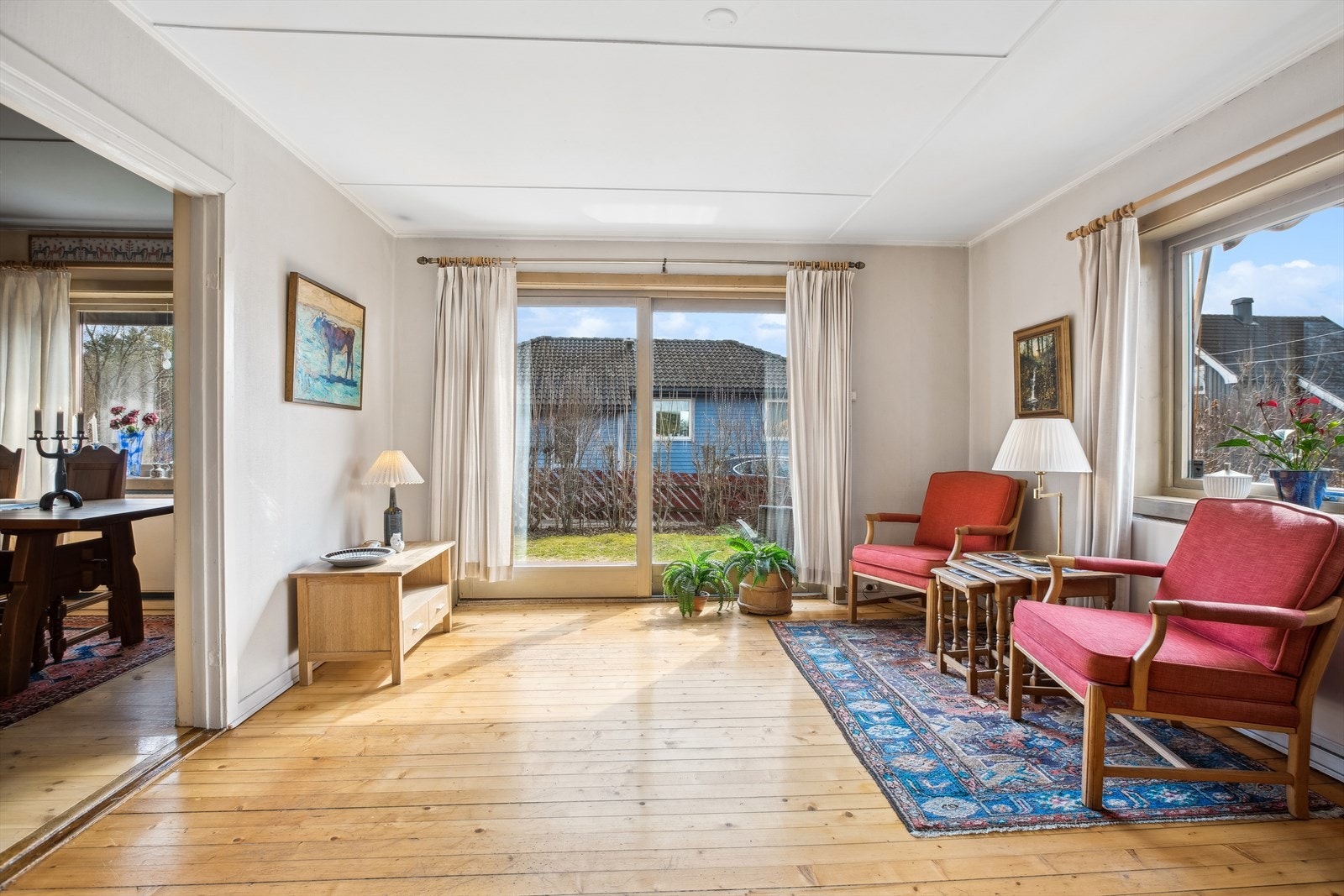 Fra stuen er det utgang til solrik terrasse. Galleribilde
