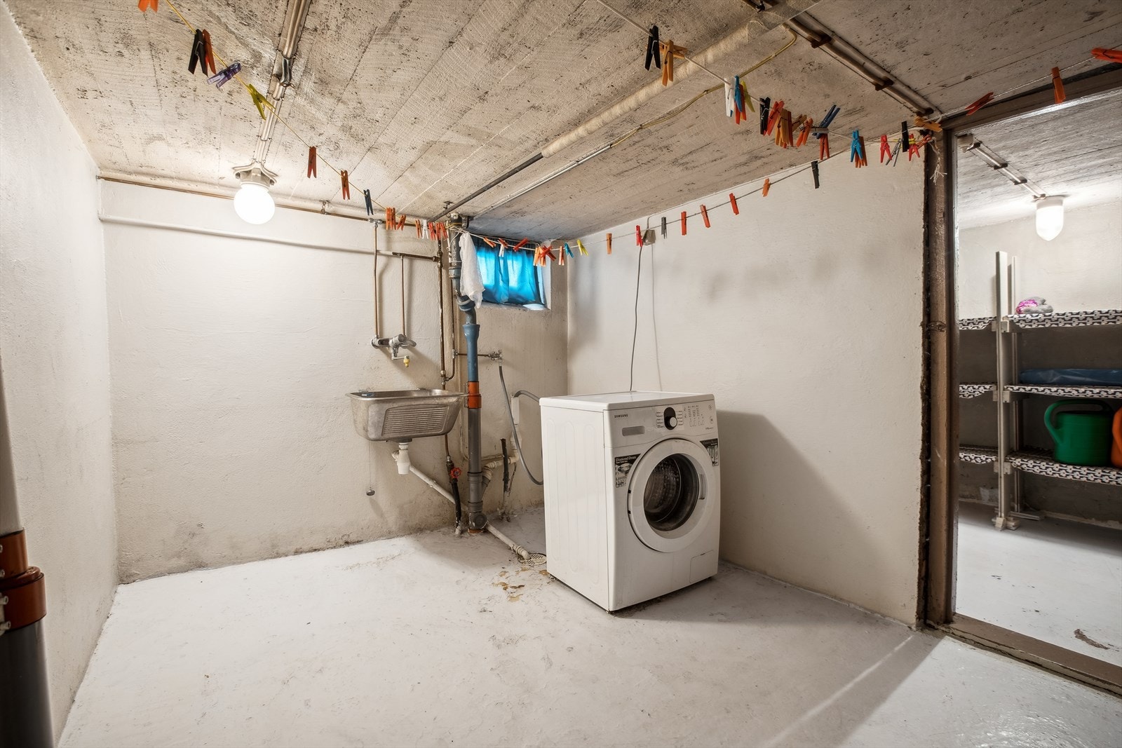 Kjelleren er innredet med vaskerom og flere boder. Galleribilde
