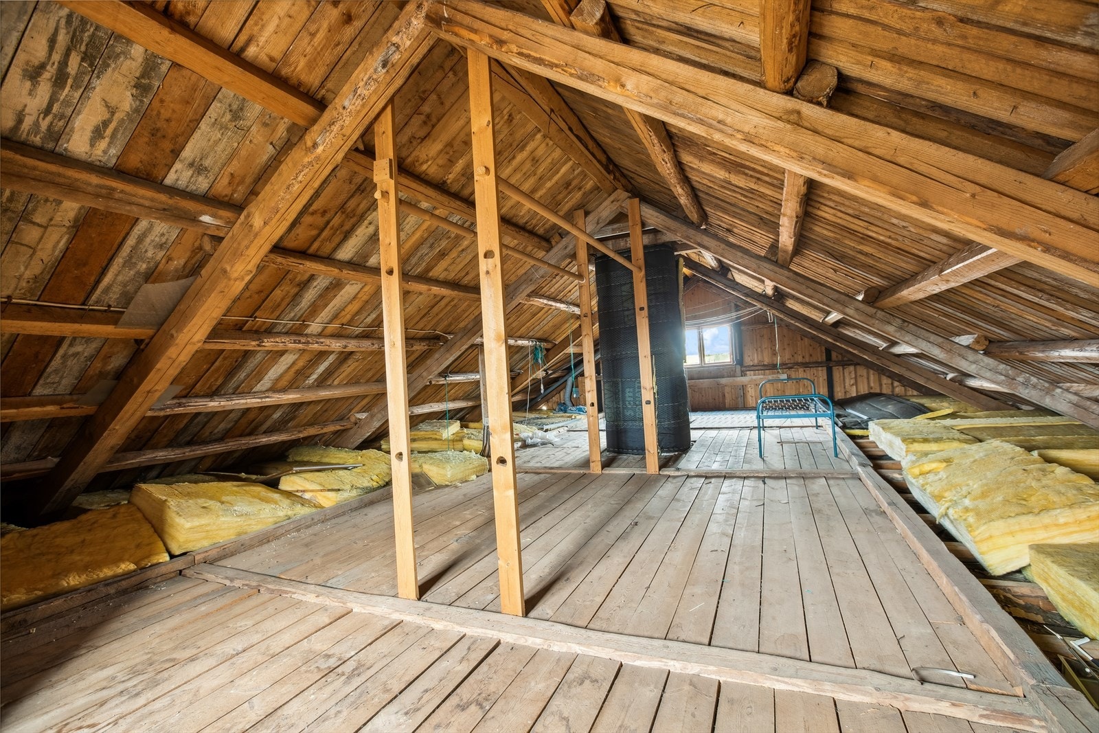 Boligen har et uinnredet loft med god lagringsplass. Galleribilde