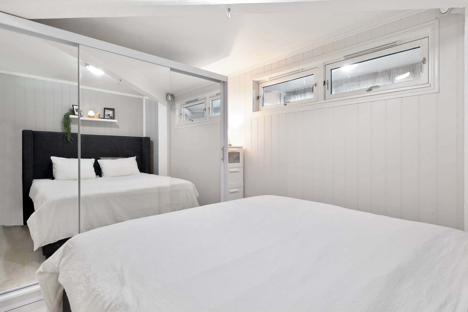 Soverom med skyvedørsgarderobe Galleribilde