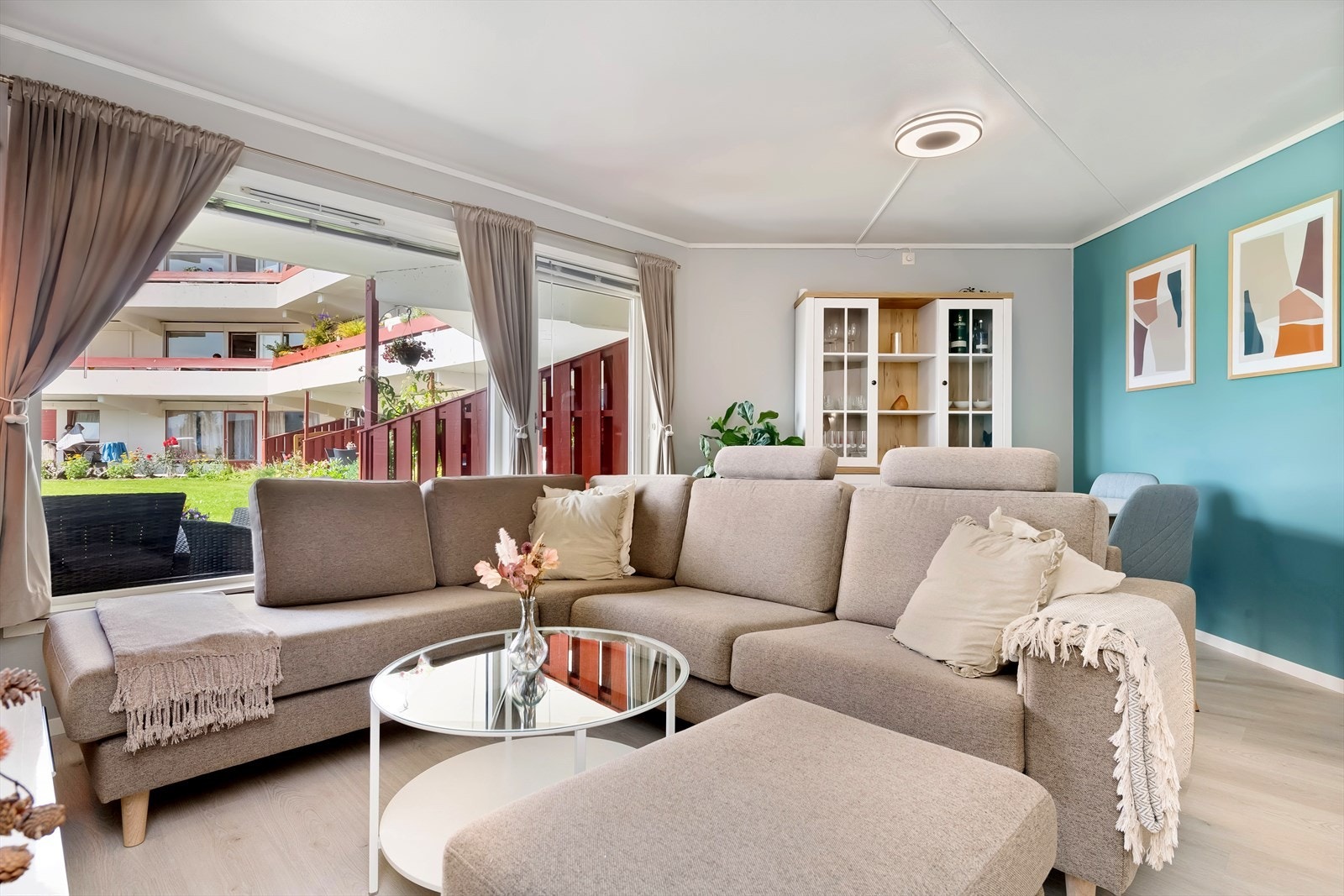 Stue med utgang i terrasse Galleribilde
