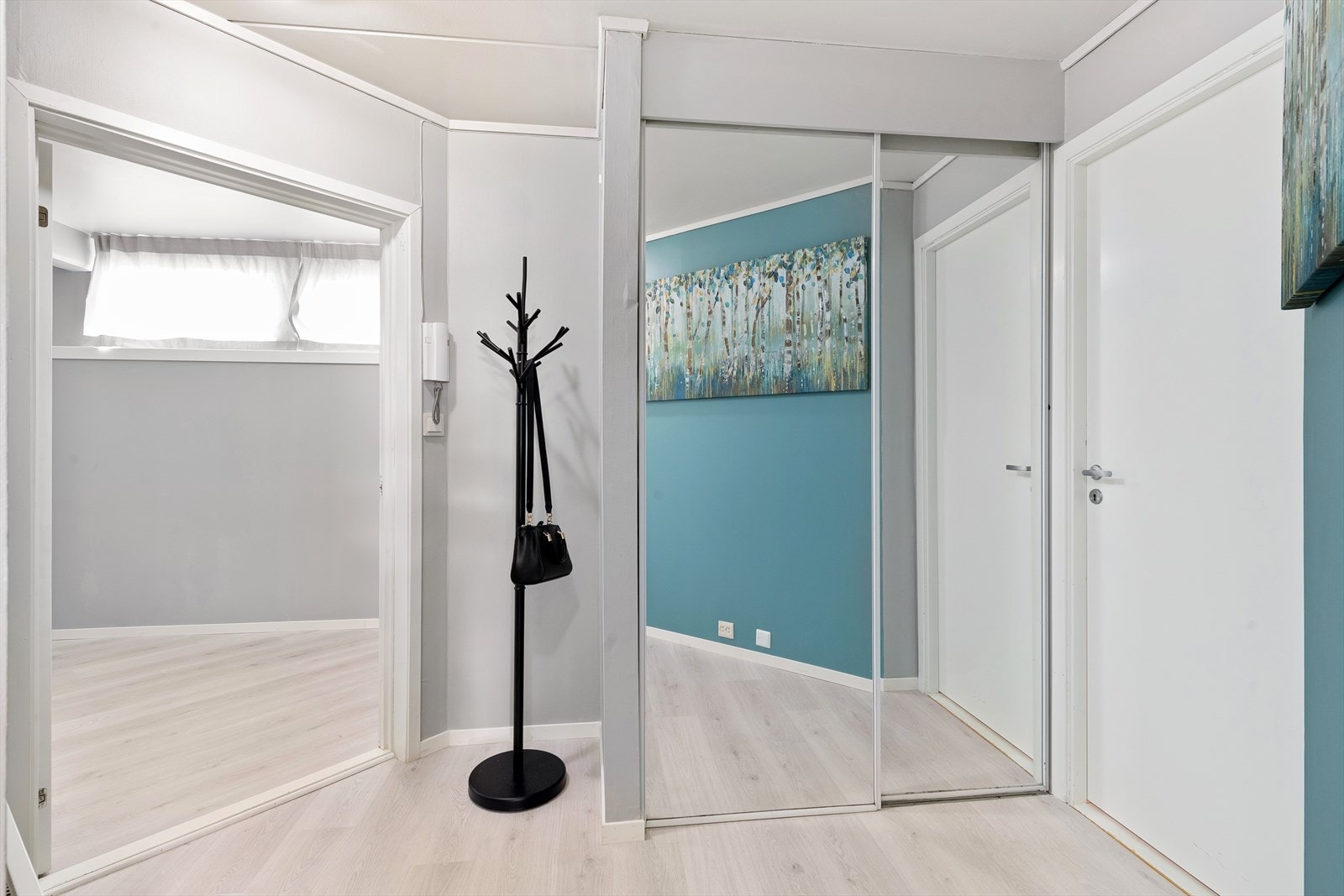 Gang med skyvedørsgarderobe Galleribilde
