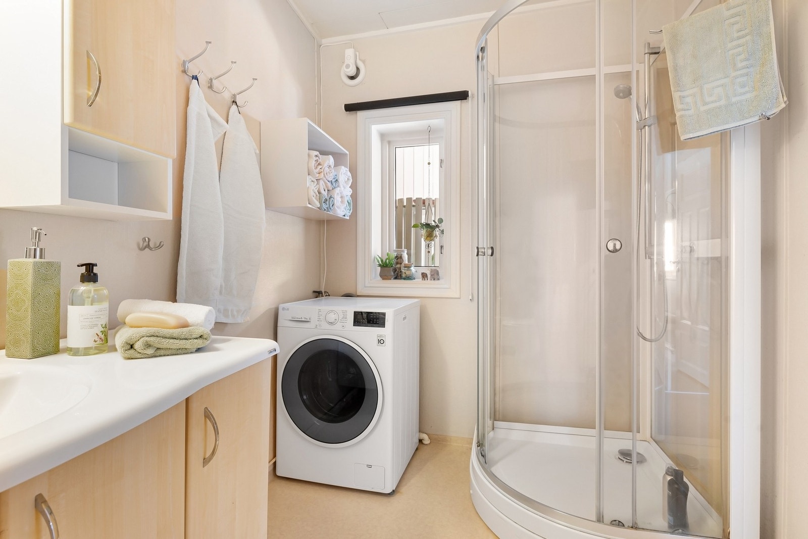 Dusjkabinett og opplegg til vaskemaskin Galleribilde