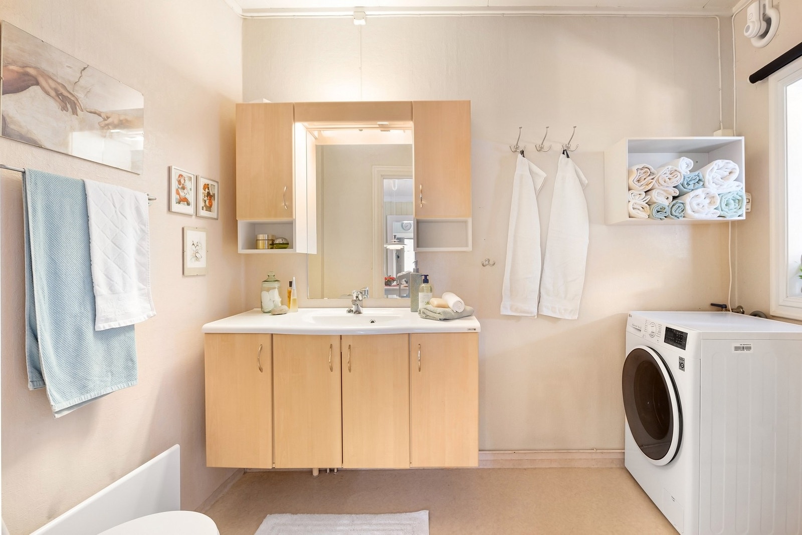 Badet har gulvbelegg og tapet på vegger Galleribilde