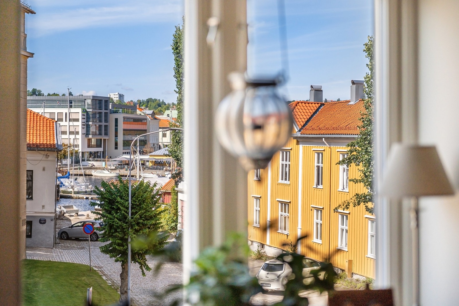 Utsikt til indre havn fra stuevindu Galleribilde