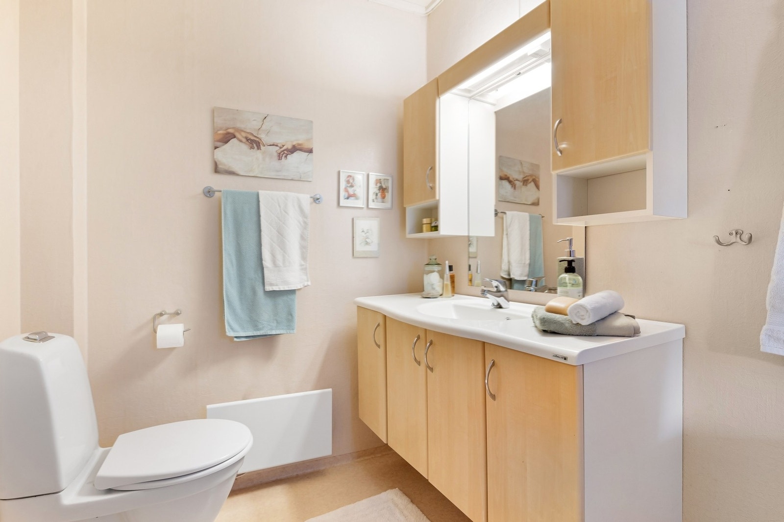 Innredningen har godt med oppbevaringsplass Galleribilde