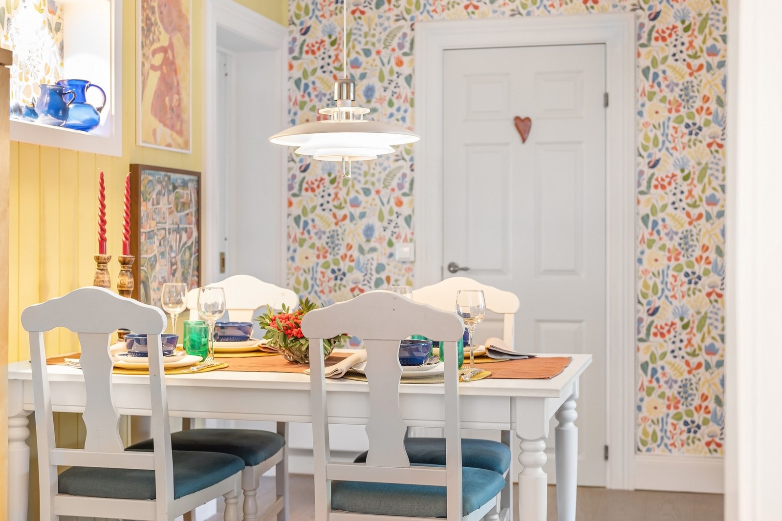 Spisestue i lekre, lyse farger Galleribilde