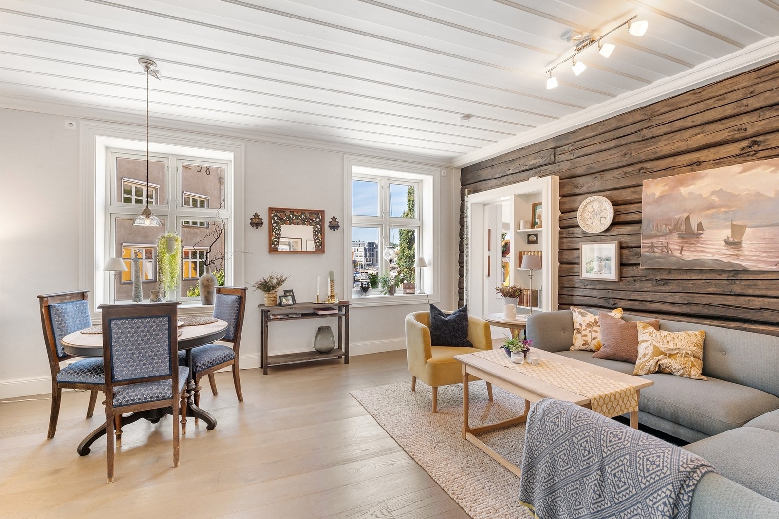 Tømmerveggen skaper en fin kontrast i stuen Galleribilde