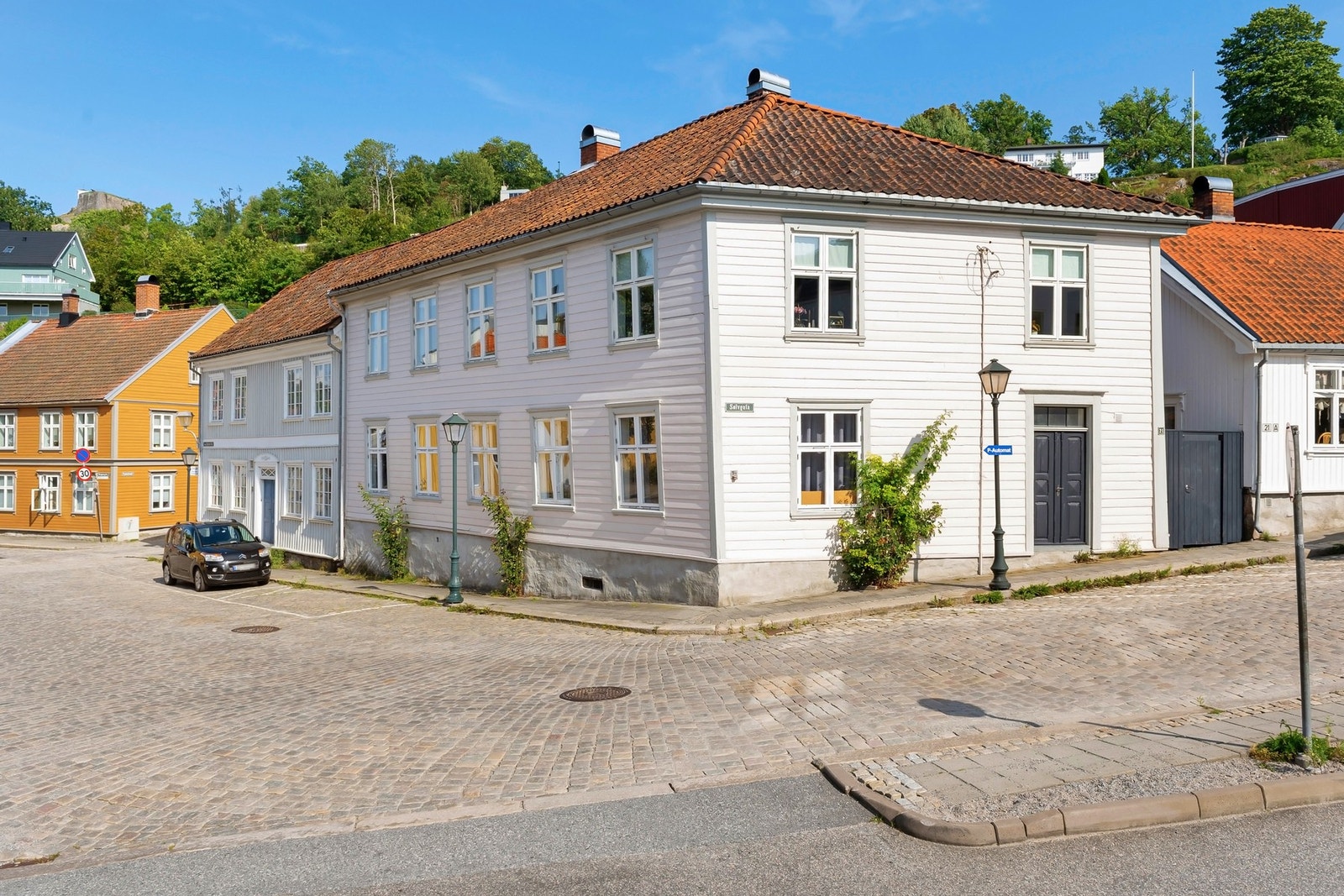 Leiligheten ligger i 2. etasje i en eldre og flott bygård Galleribilde