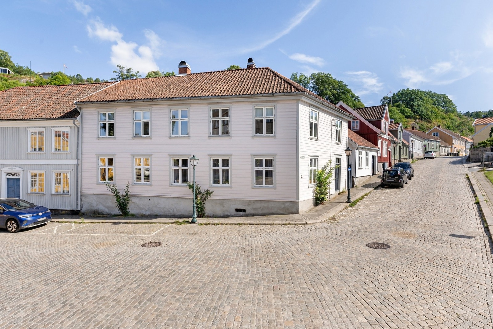 Leiligheten ligger i 2. etasje i en eldre og flott bygård Galleribilde