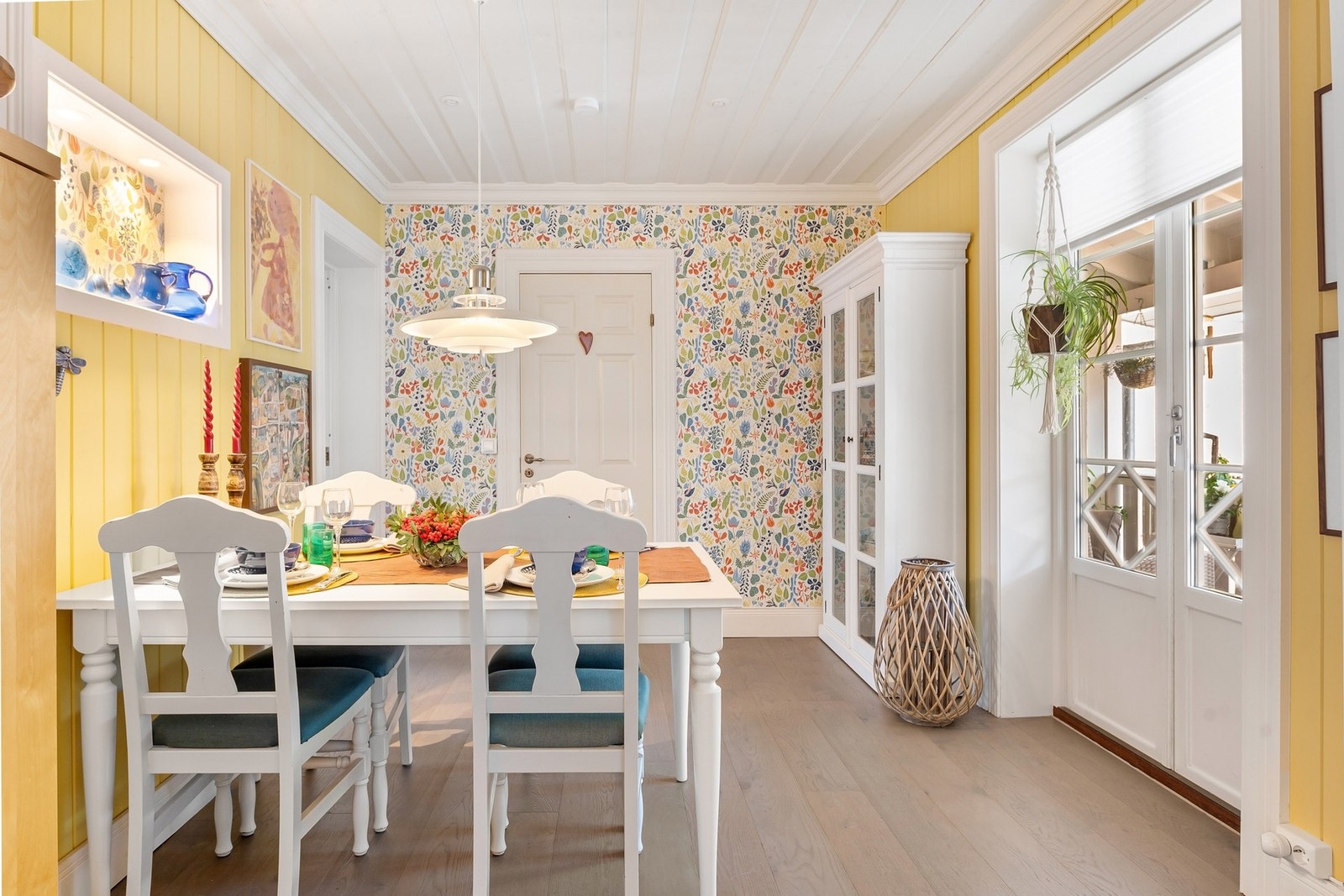 Spisestue i lekre, lyse farger Galleribilde