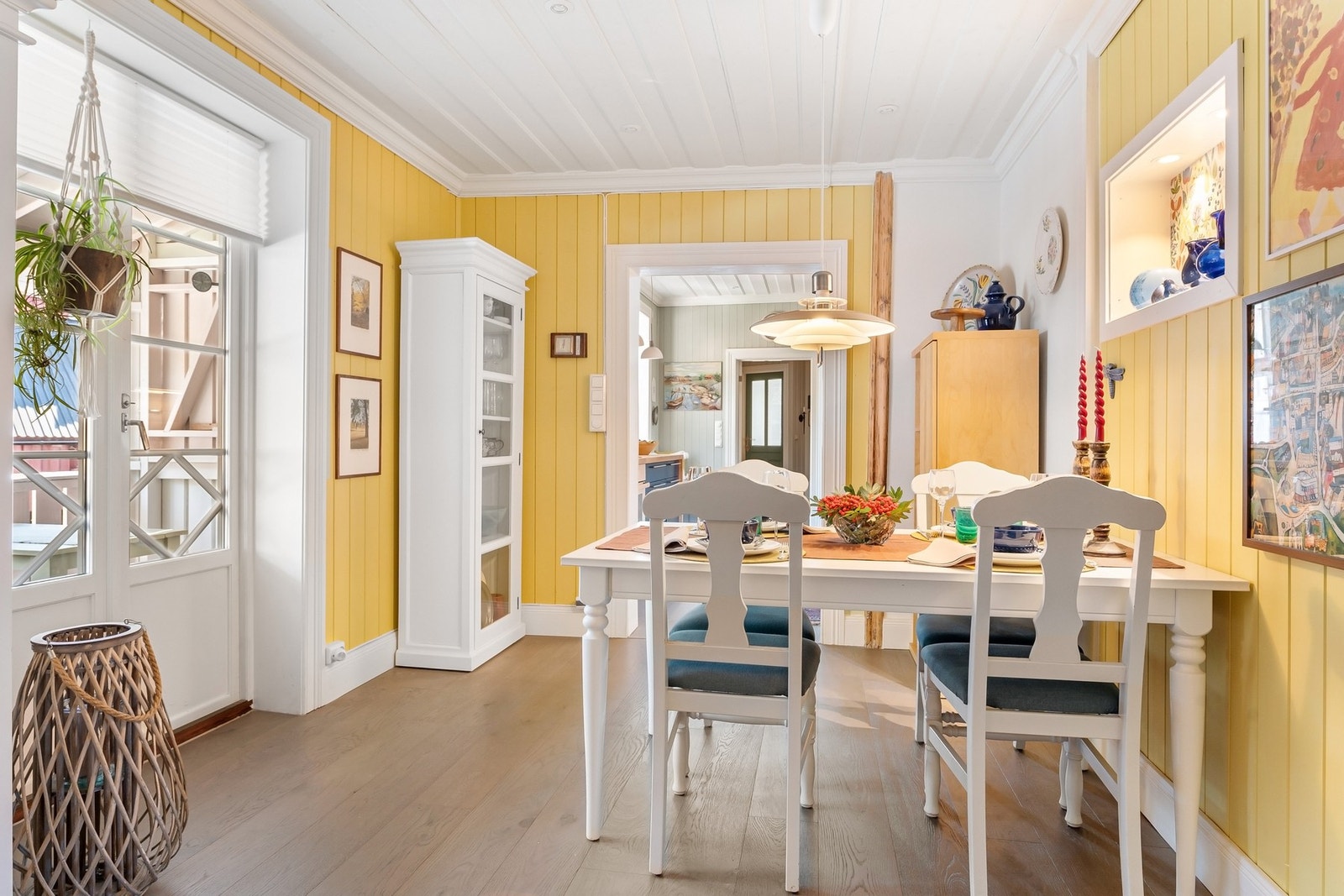 Fra spisestuen er det utgang til veranda Galleribilde