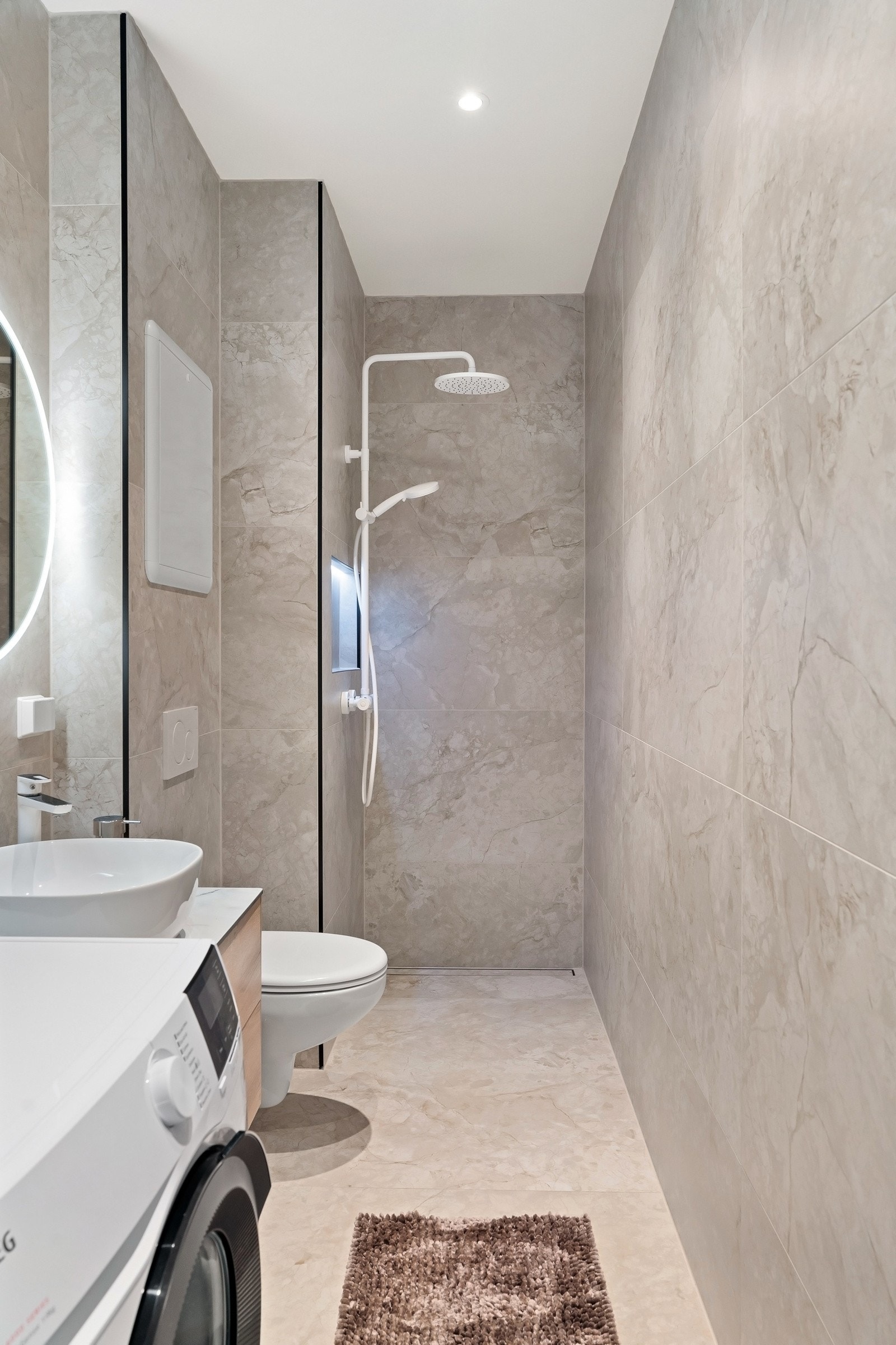 Varme i gulv, downlights i himling og opplegg for vaskemaskin. Galleribilde