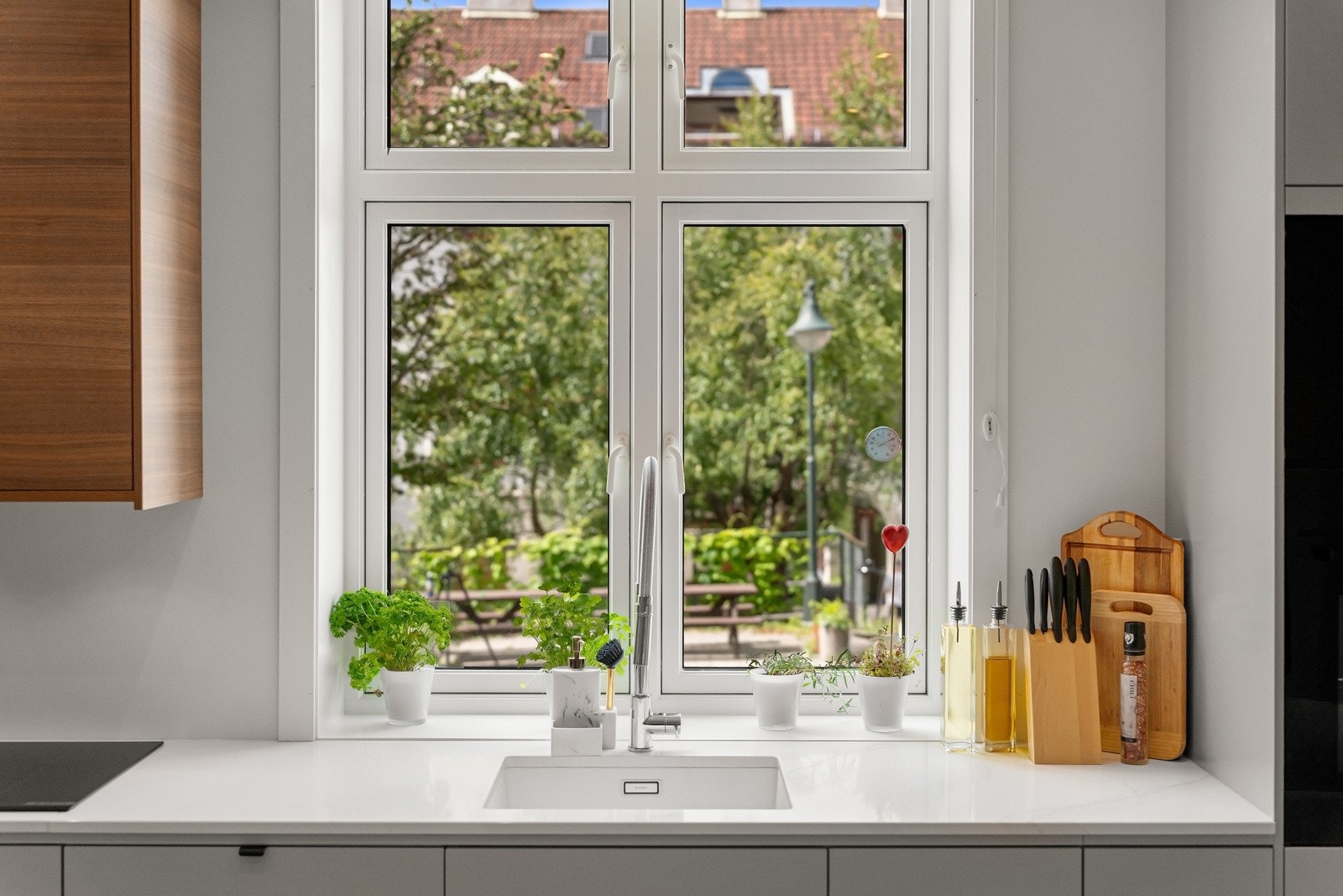 Stor vindusflate som slipper til rikelig med naturlig lys. Galleribilde