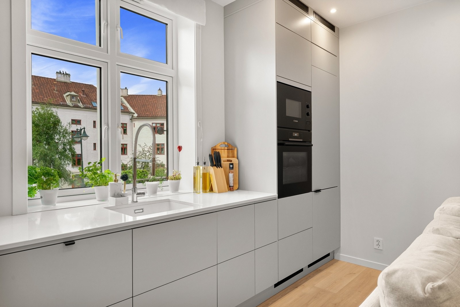 Rikelig med skap- og benkeplass. Galleribilde