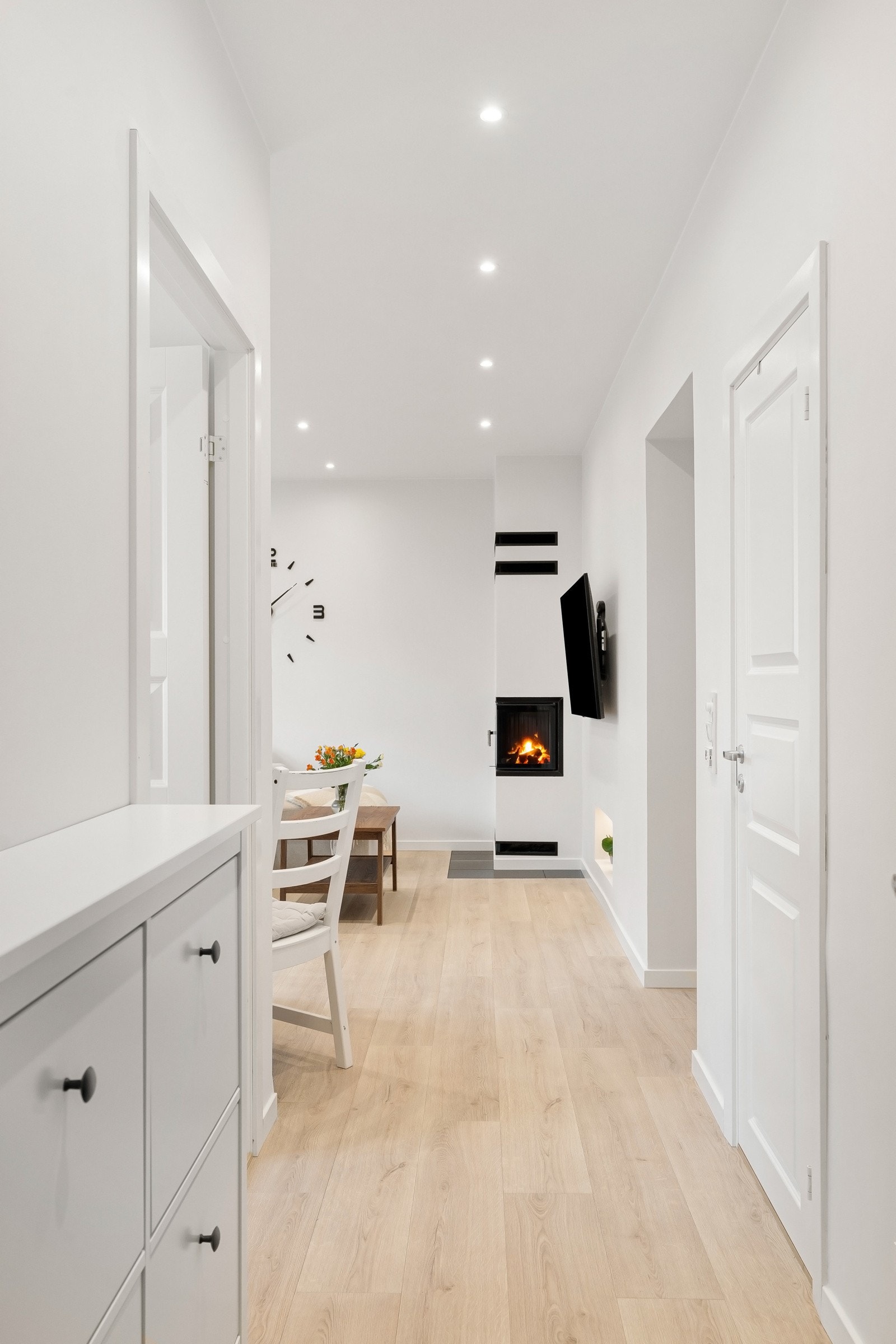 Innbydende og hyggelig entré med plass til ytterkkær og sko. Galleribilde