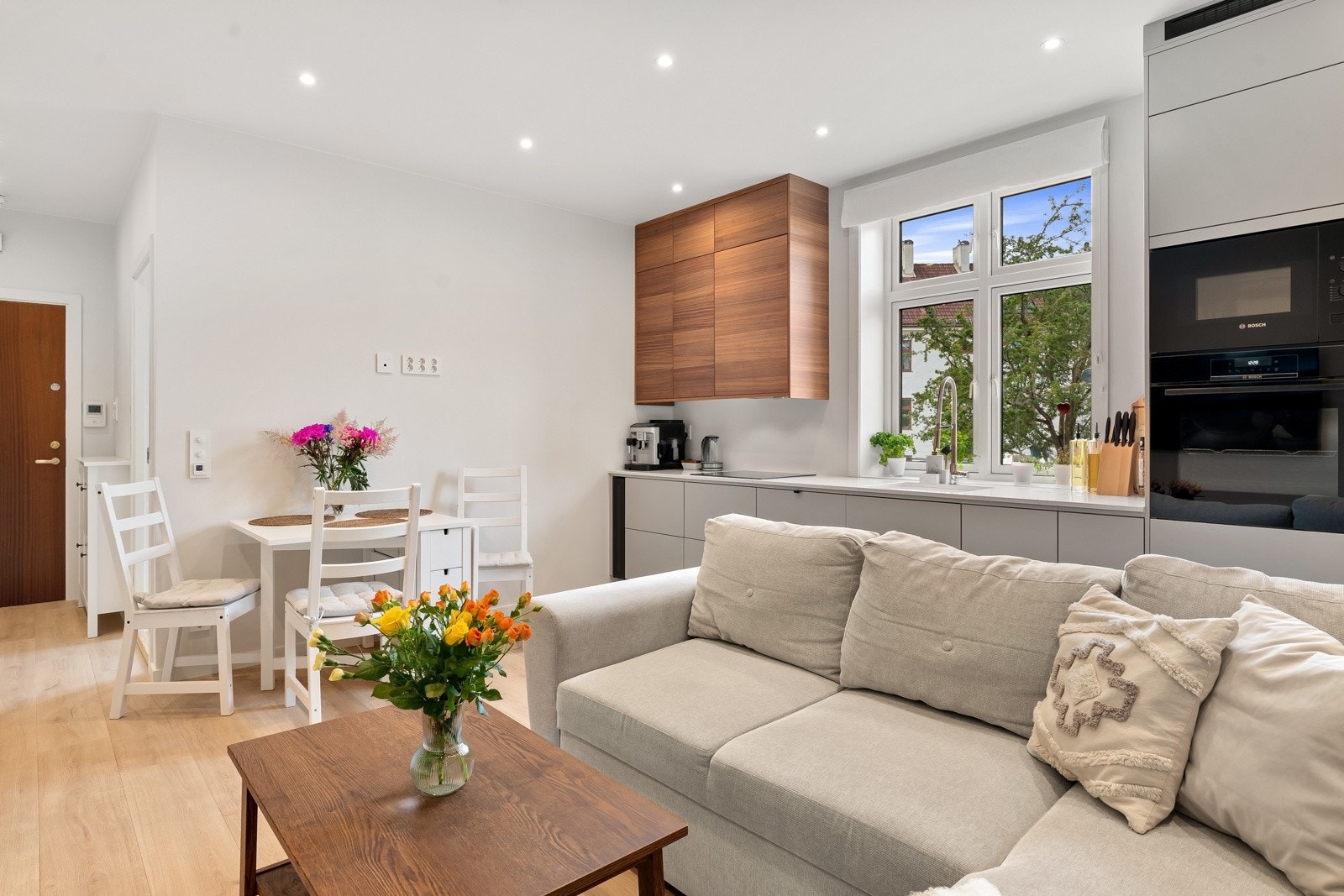 Åpen kjøkken- og stueløsning gir boligen et sosialt og luftig preg. Galleribilde