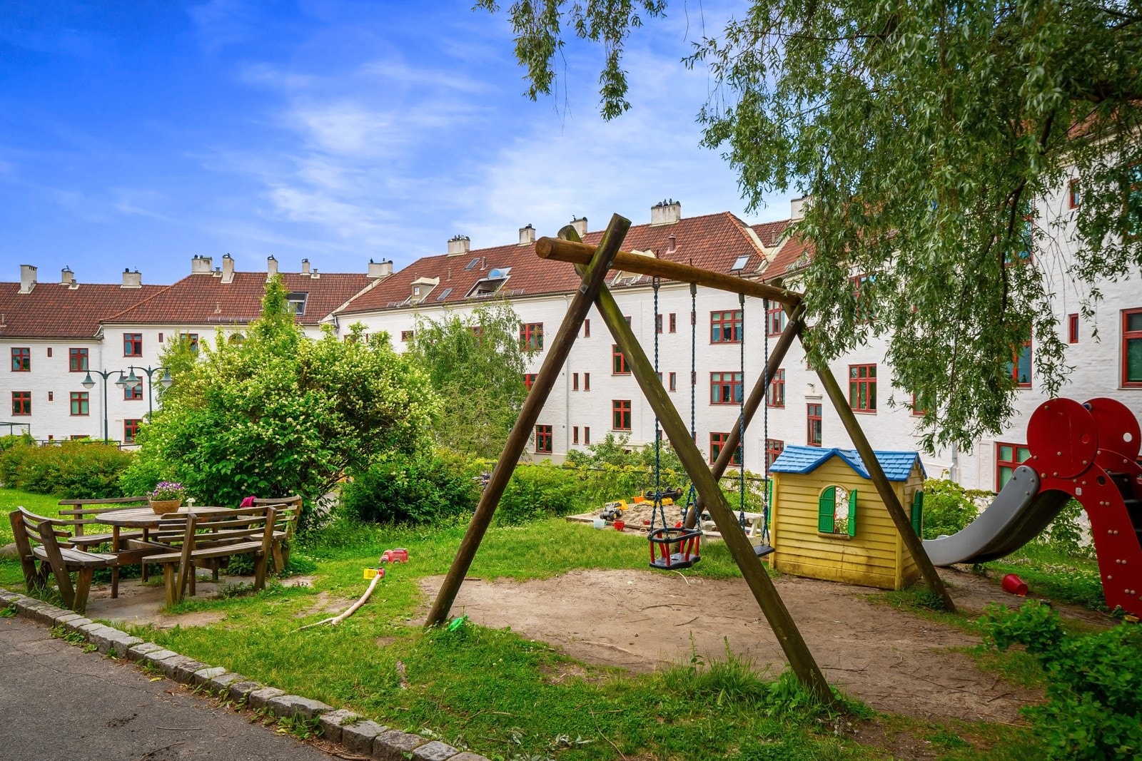 Herlig, felles bakgård som består av sittegrupper, beplantning og interne sikkveier. Galleribilde