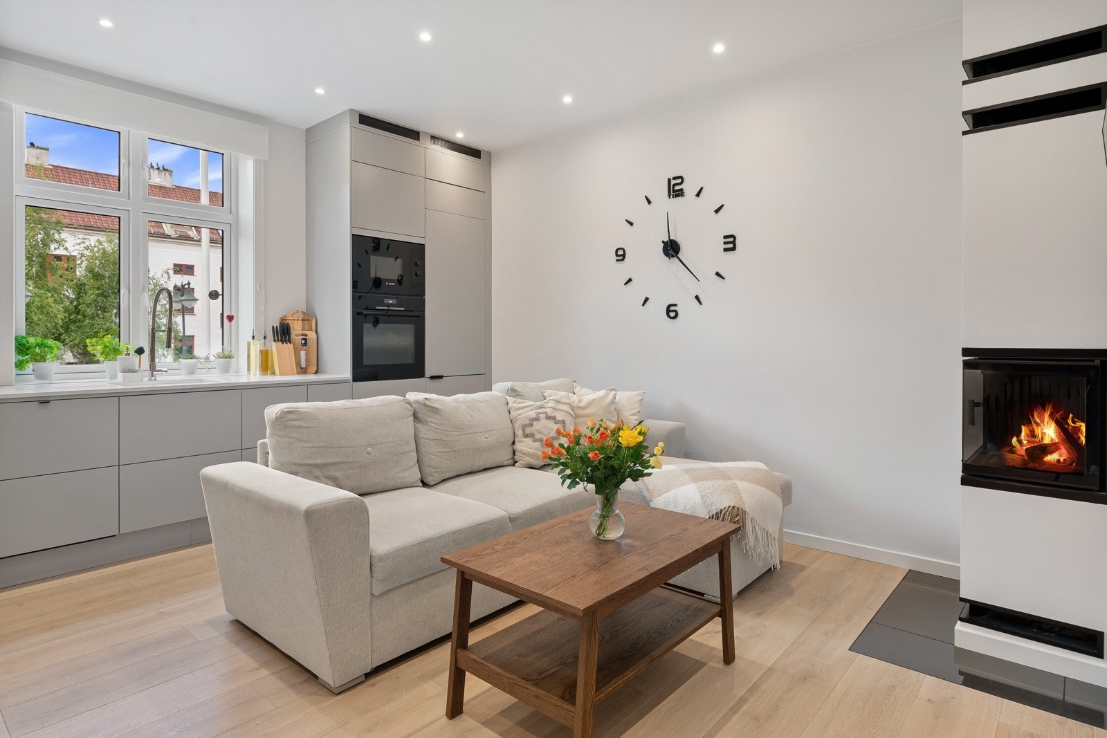 Lys og trivelig stue med plass til sofagruppe, sofabord og underholdningsavdeling. Galleribilde