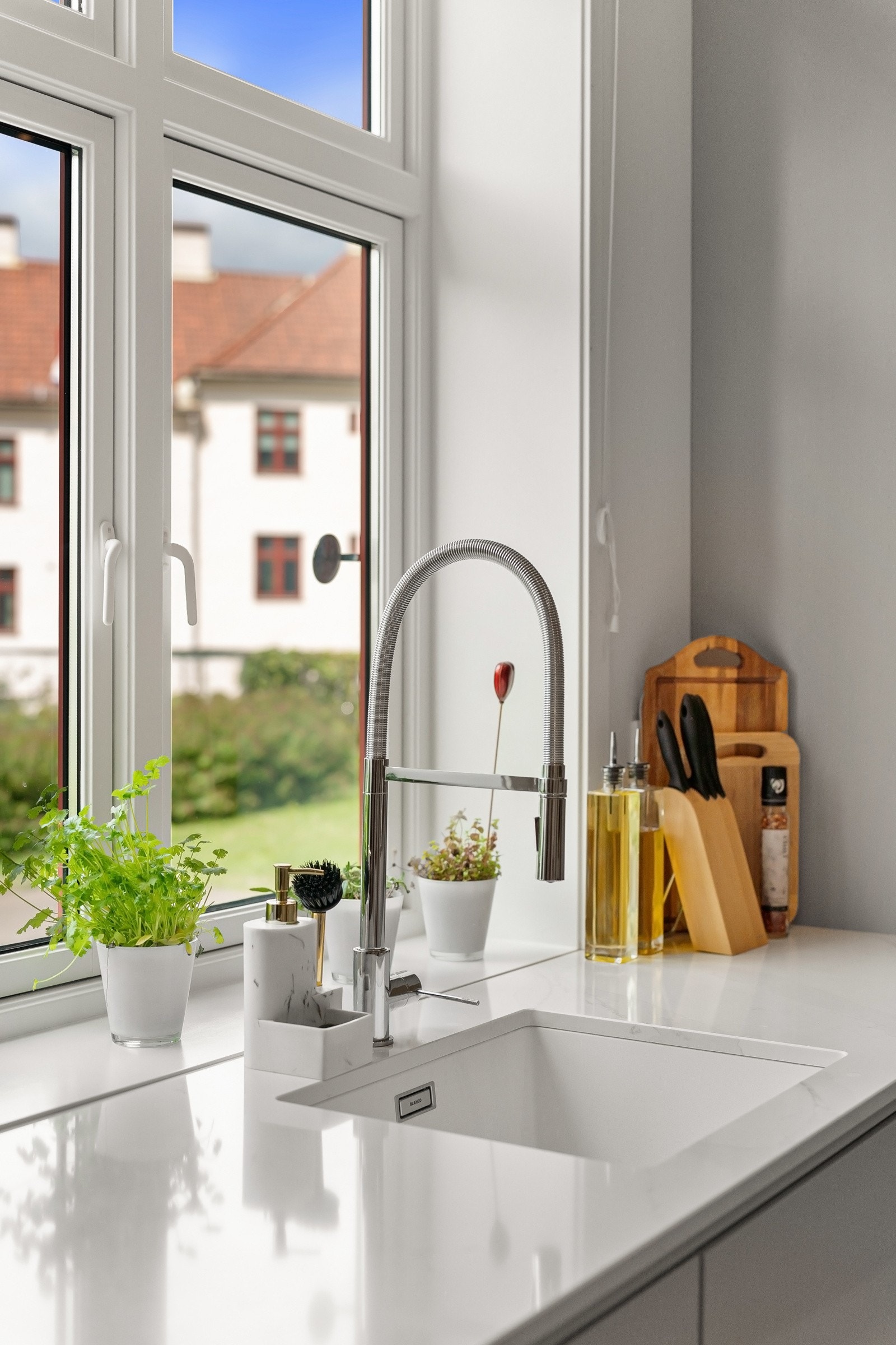 Underlimt oppvaskkum og ventilator med kullfilter over kokesone. Galleribilde