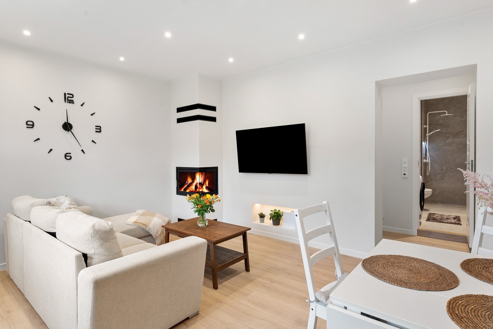 Pen, slitesterk laminat på gulv, lyse farger på overflater og downlights i himling. Galleribilde