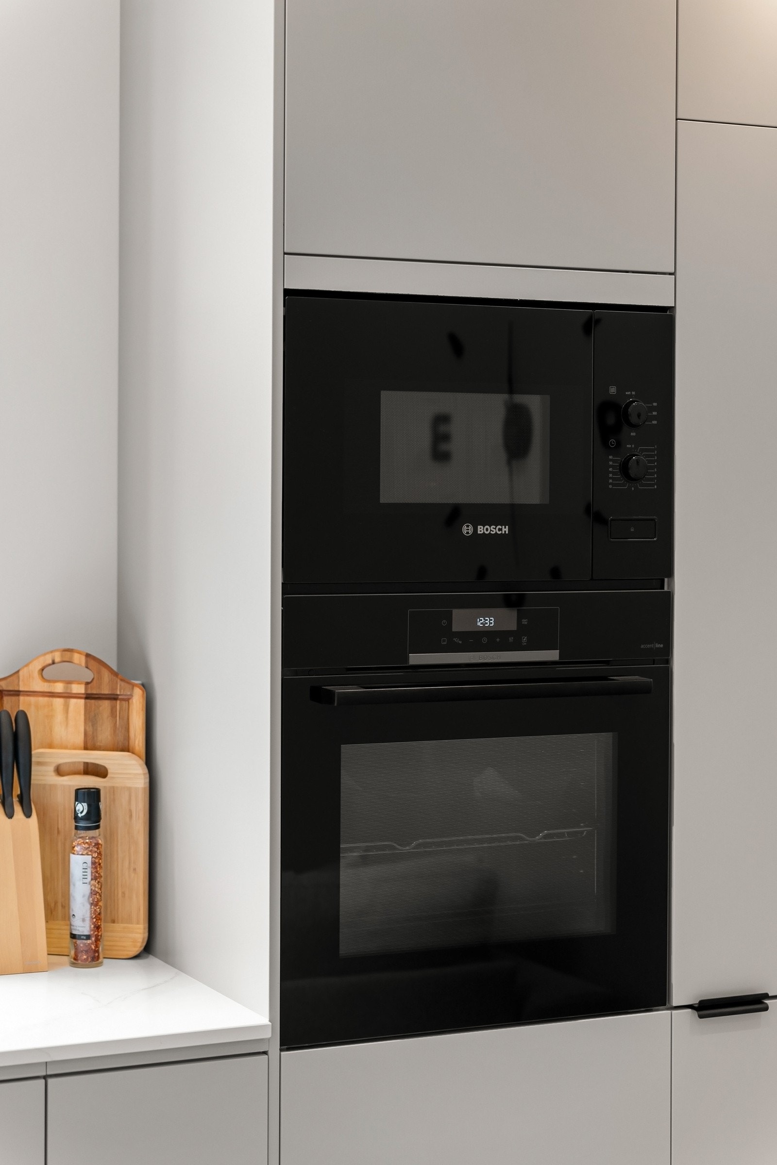 Hvitevarene er topp moderne og integrerte og består av platetopp, stekeovn, mikroovn, oppvaskmaskin, vinskap og kjøl-/fryseskap. Galleribilde