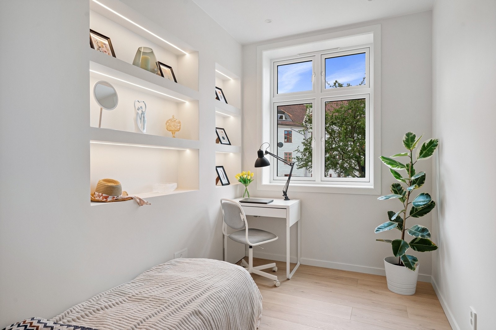 Soverom nummer to har plass til seng og kommode/skrivepult. Galleribilde