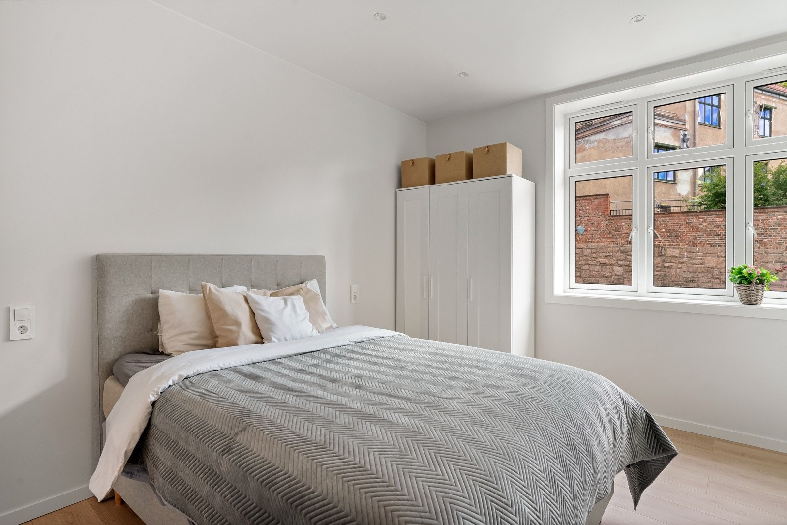 Hovedsoverommet er av god størrelse med plass til dobbeltseng, nattbord og kommode. Galleribilde