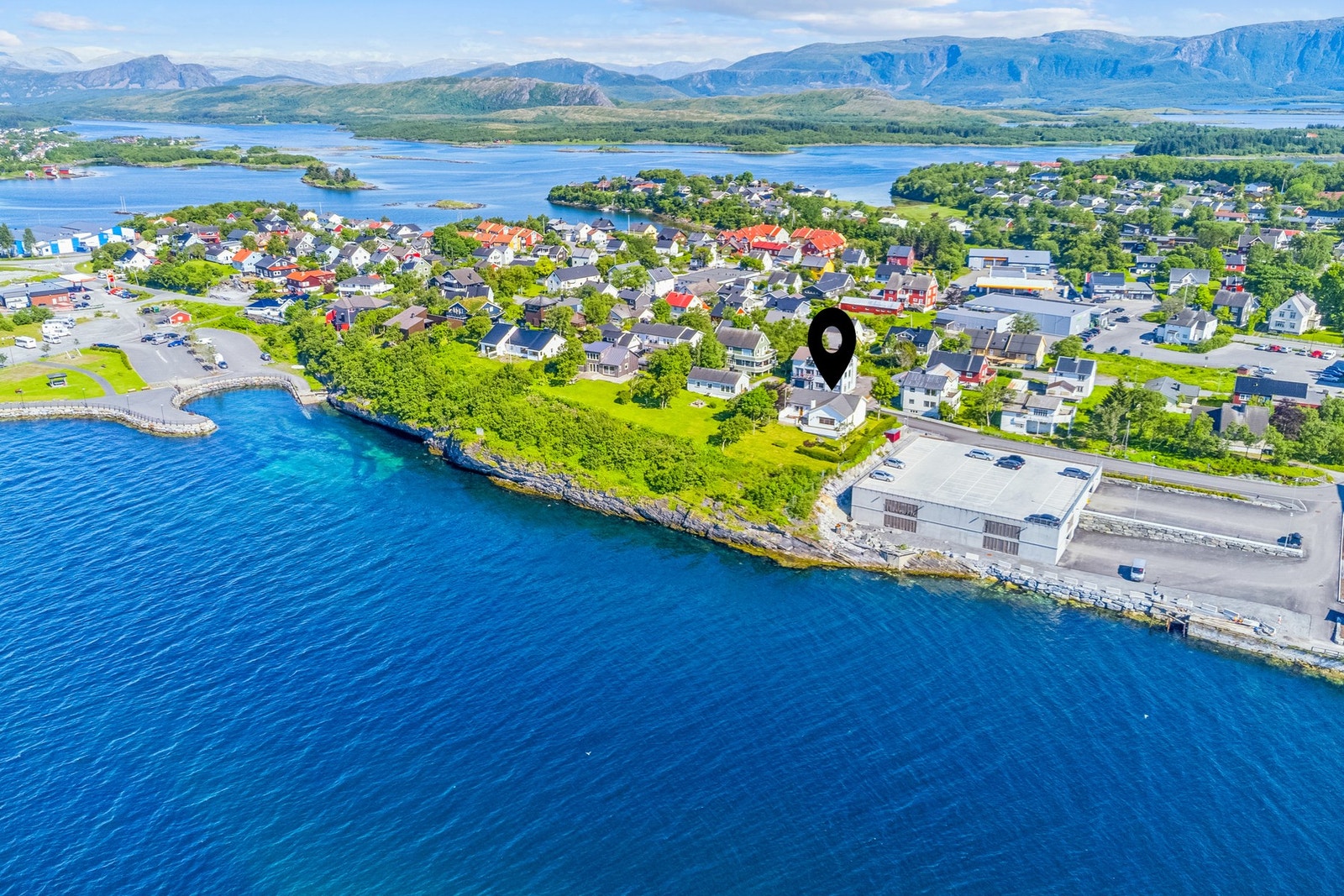 Eiendommen har pent opparbeidet hageareal, integrert garasje og ligger flott plassert ved sjøen. Galleribilde