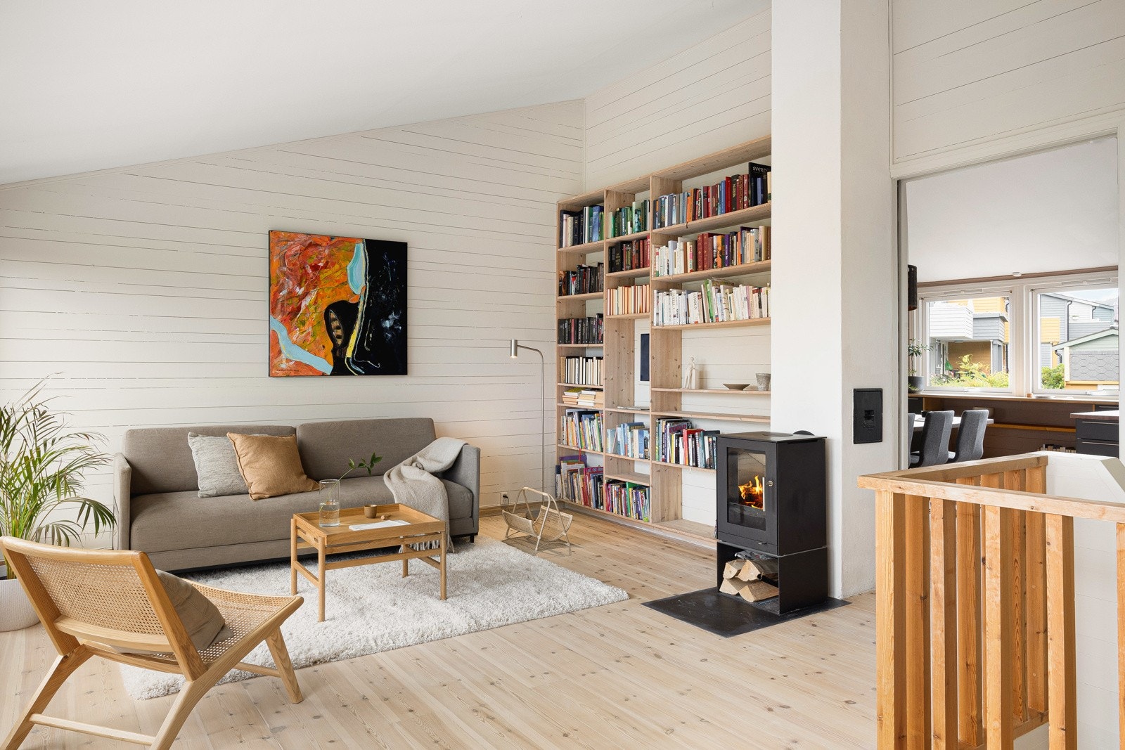 Praktisk plassert midt i rommet finner du en fin, men ikke minst effektiv peisovn. Galleribilde