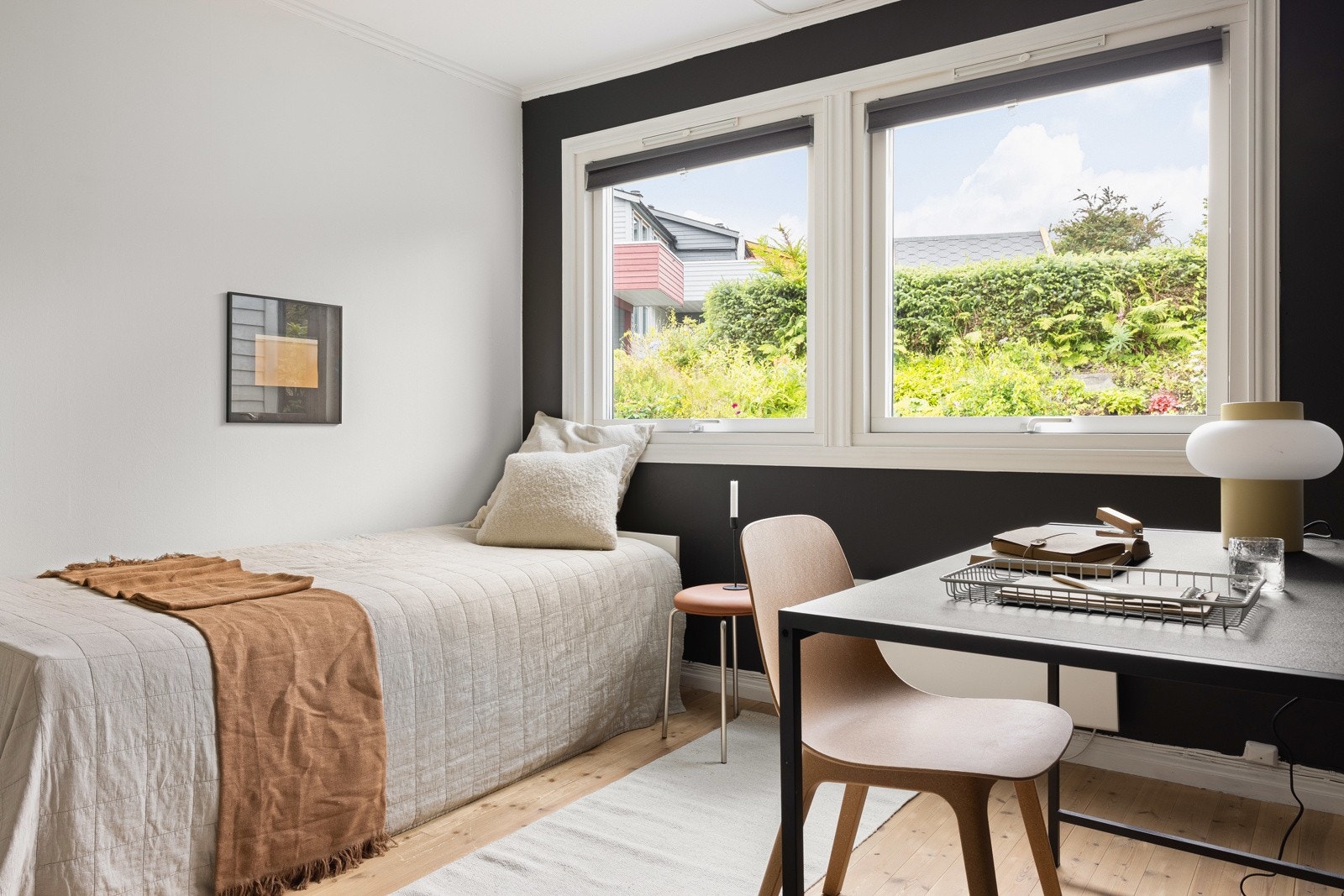 Det tredje soverommet på denne etasjen er innreder med enkel seng, skrivebord og garderobeskap. Galleribilde