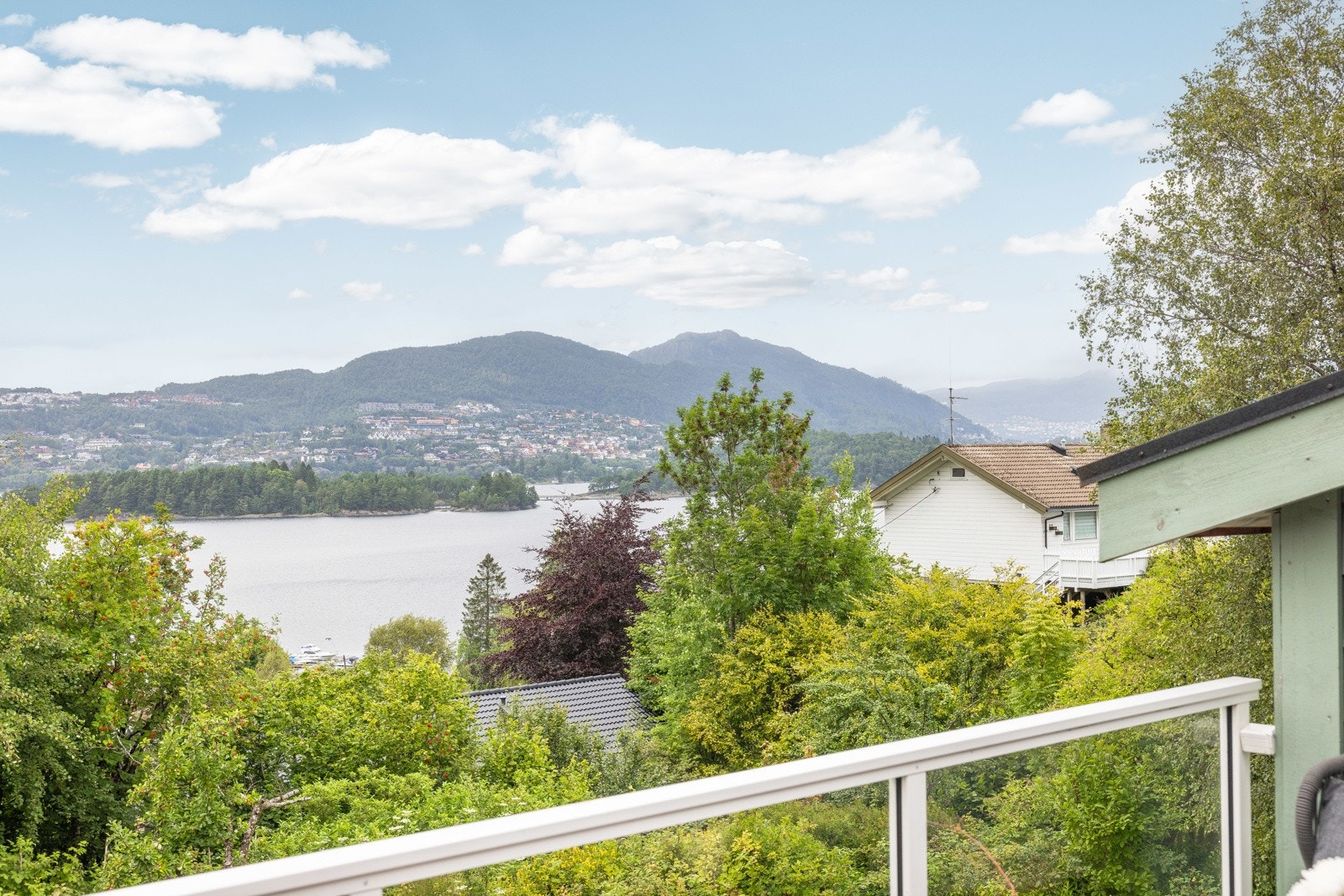 Et flott rekkehus ved utsikt over nordåsvannet! Galleribilde