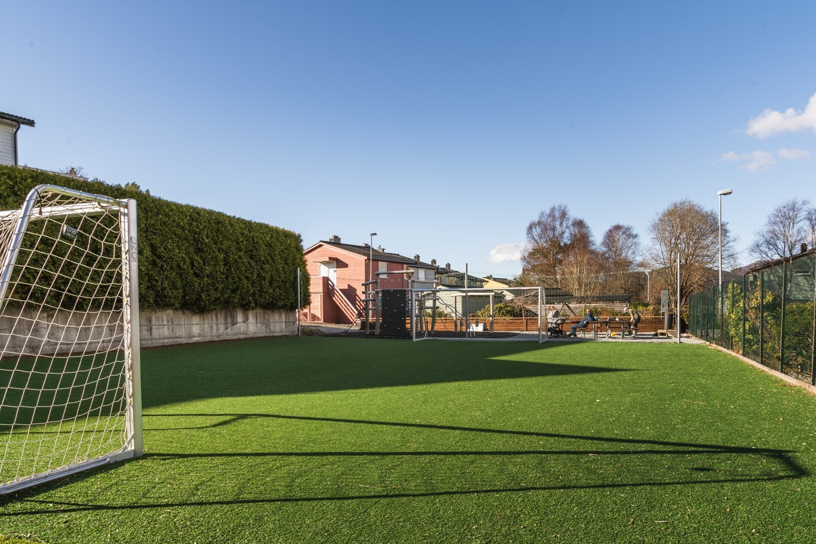 Fotballbane på fellesområde. Galleribilde