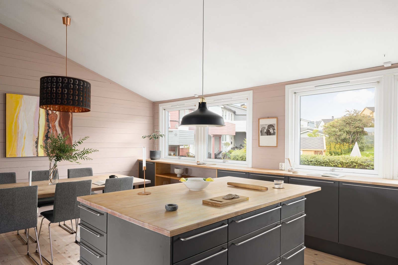 Dette rommet kan virkelig sies å være utnyttet til det fulle, med svært god skap- og benkeplass. Galleribilde