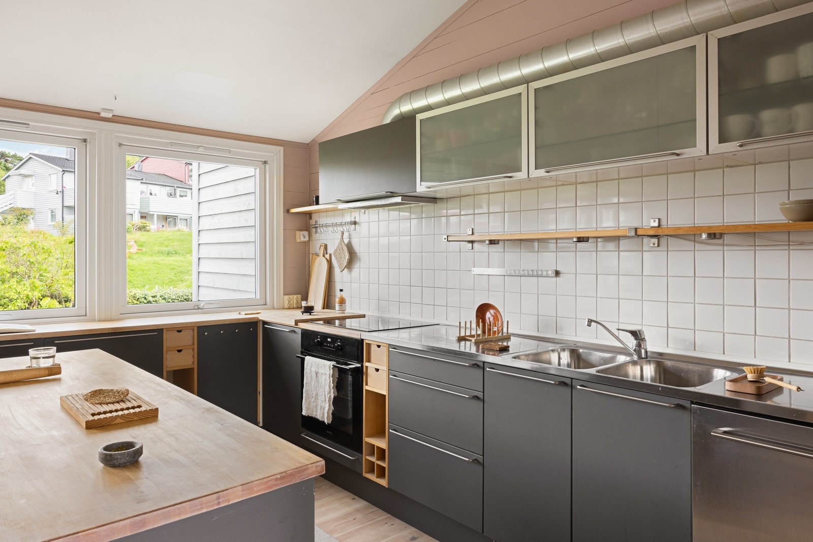 Av integrerte hvitevarer kan vi nevne; stekeovn, platetopp, oppvaskmaskin og ventilator. Galleribilde