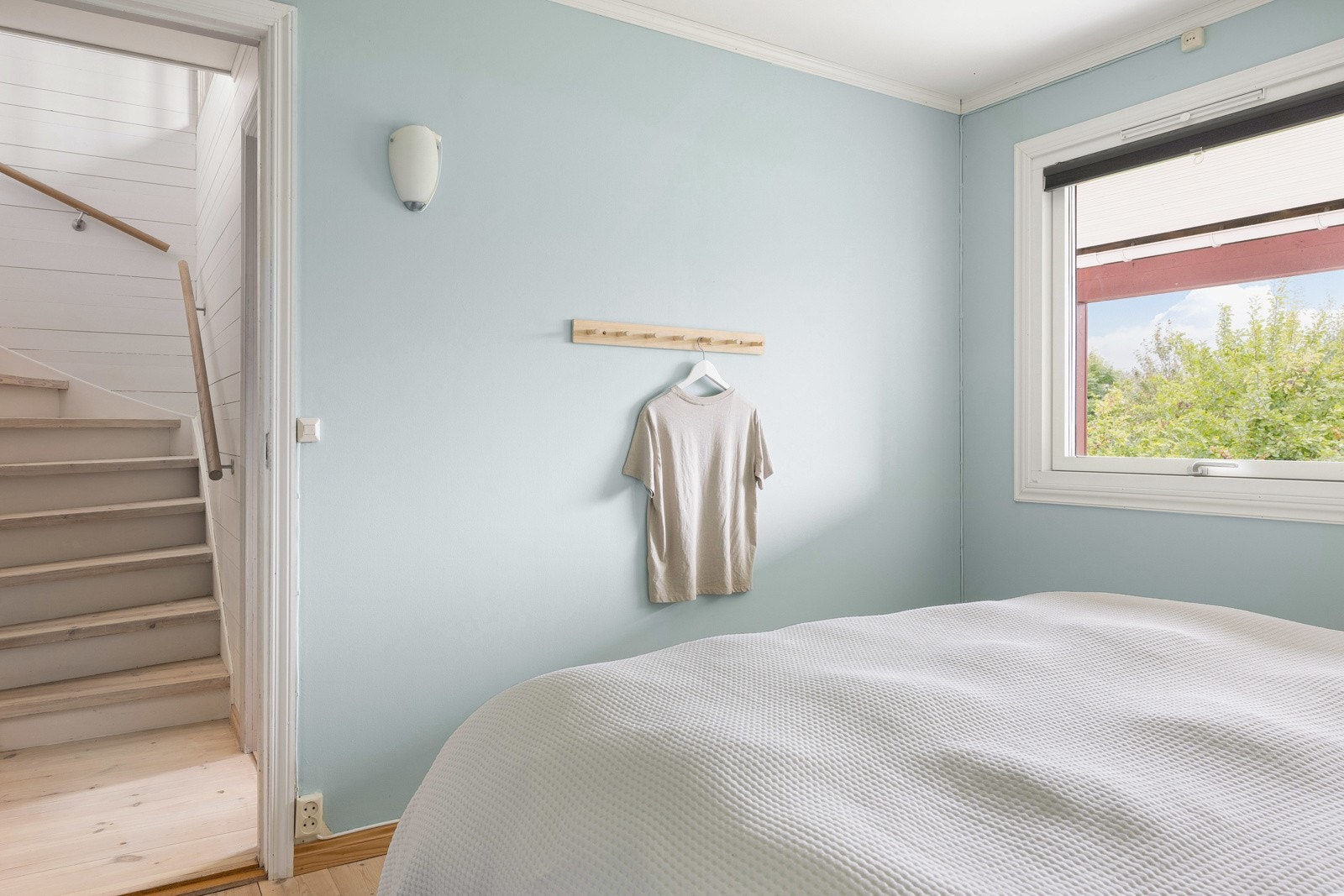 Hovedsoverommet finner du i førsteetasjen med plass til dobbeltseng og nattbord. Galleribilde