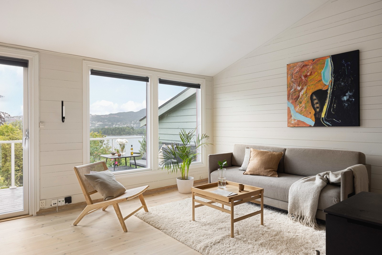 Her har du god plass til stort spisebord på kjøkkenet i tillegg til sofahjørne i stuen. Galleribilde