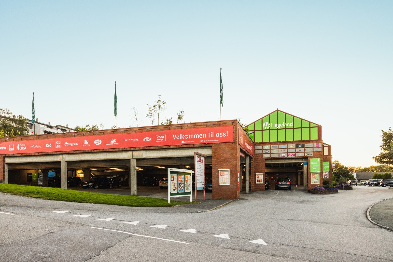 Kilden senter er nærmeste kjøpesenter med en rekke utvalg av butikker. Her finner du byens kanskje beste dagligvare. Galleribilde