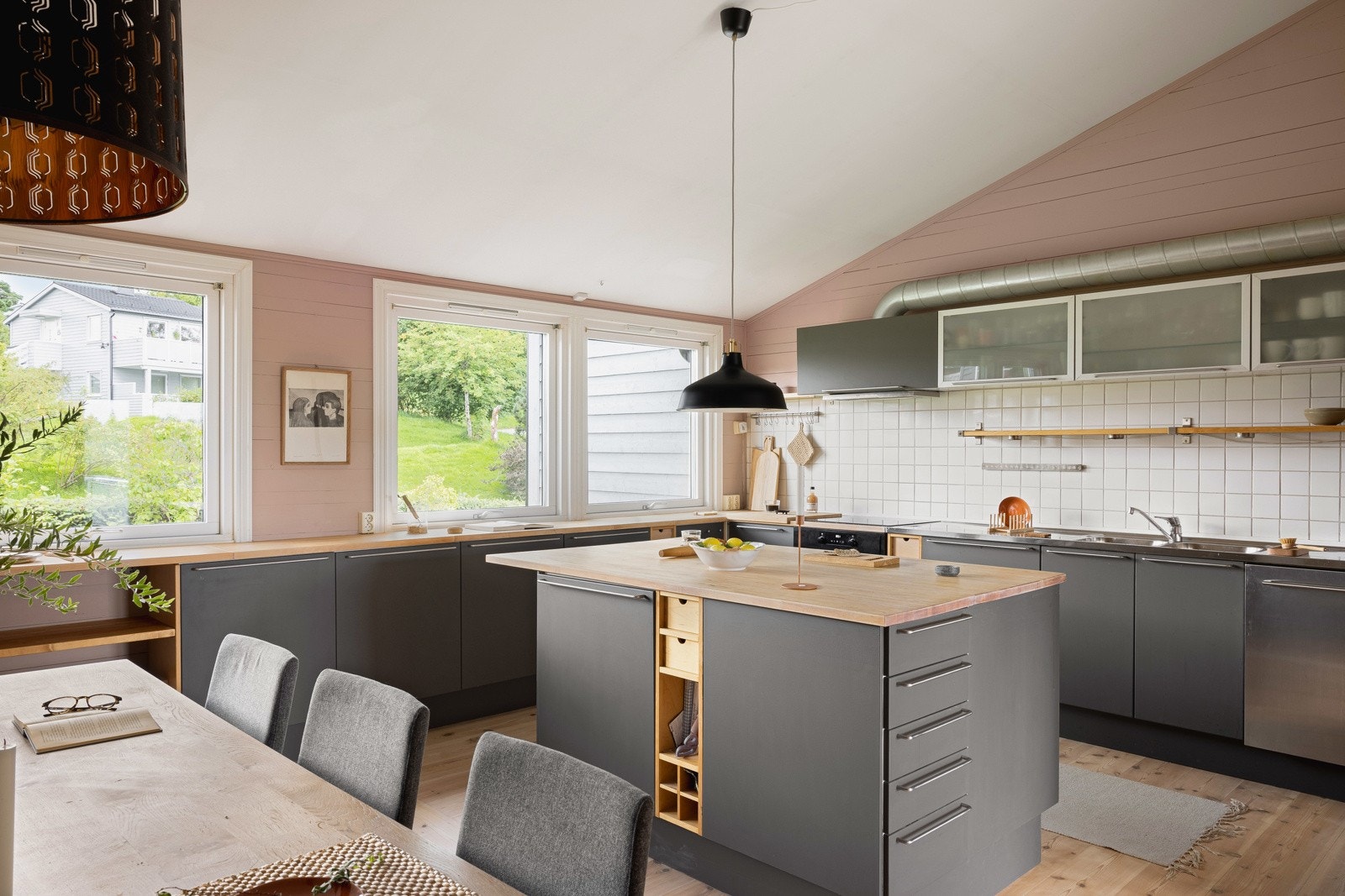 Rommets planløsning gir en sosial atmosfære som gjør det enkelt å underholde gjester under matlagingen. Galleribilde