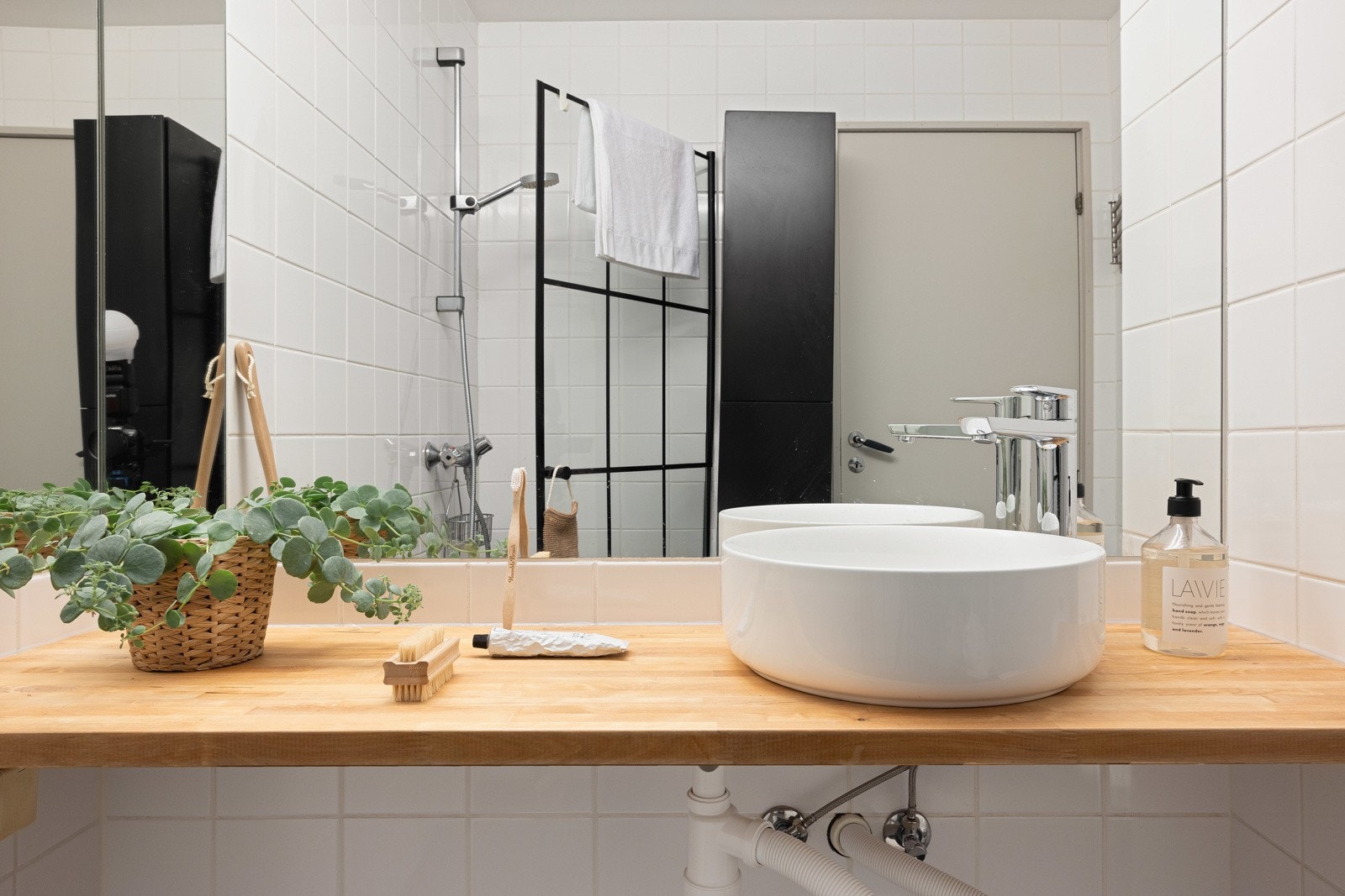 Badet i førsteetasje er helfliset med en slett malt himling. Galleribilde