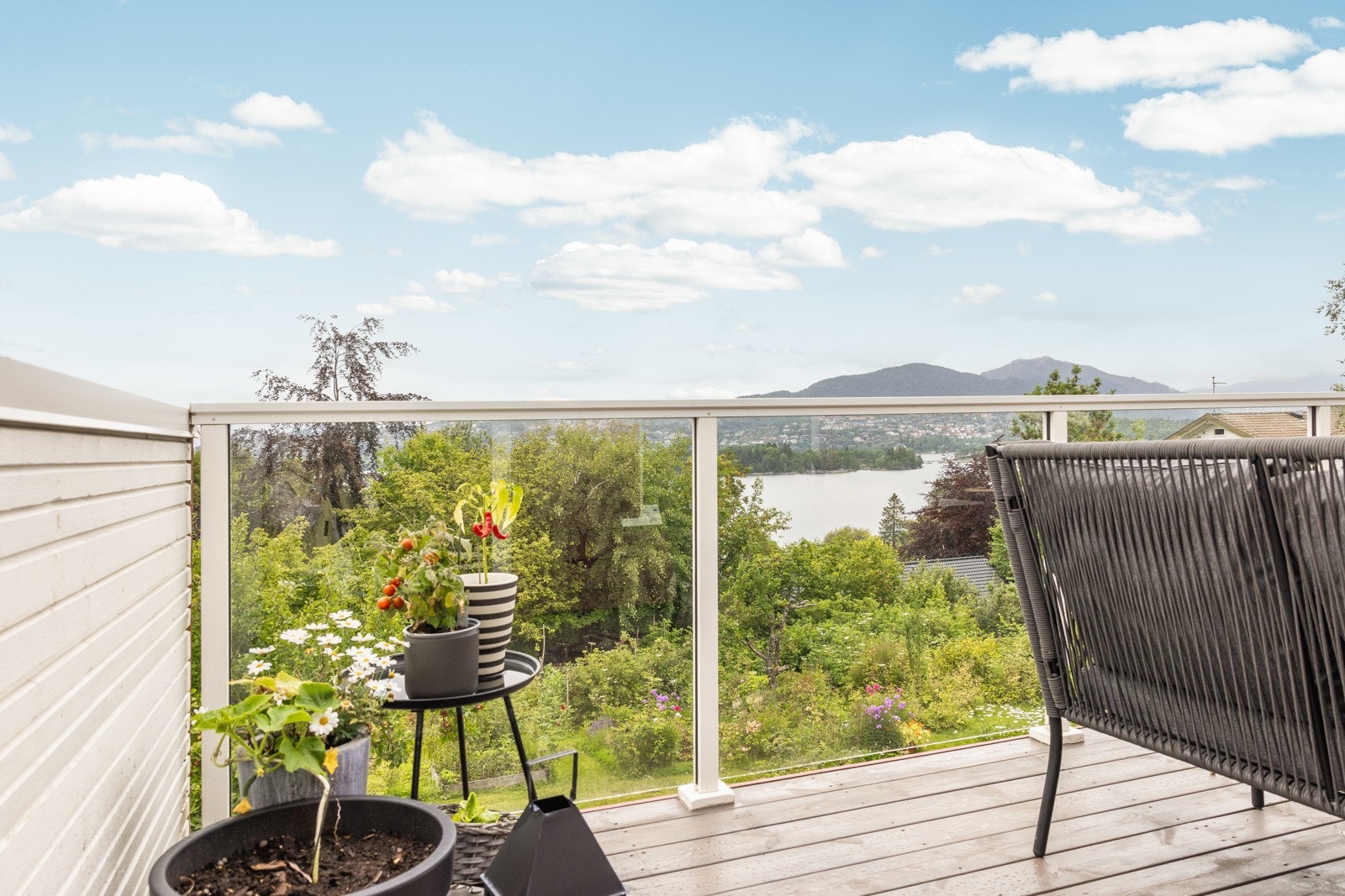 På varme sommerdager fungerer balkongen som en forlengelse av stuen! Galleribilde