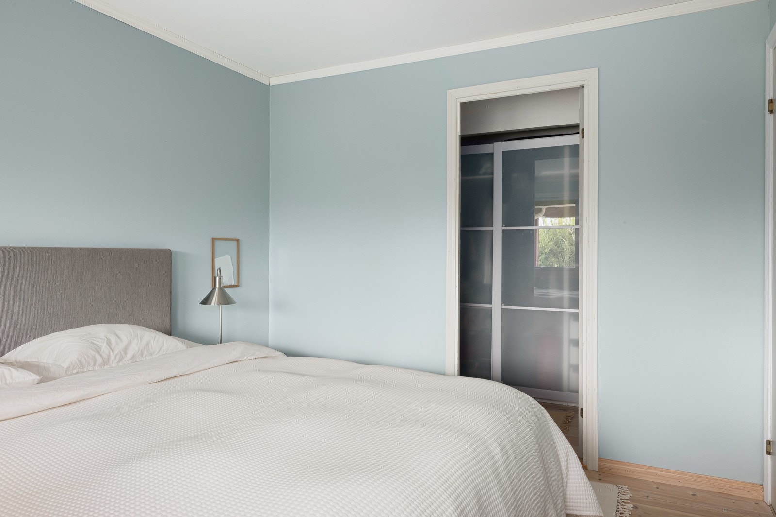 Videre kan du ta deg inn i eget garderoberom fra hovedsoverommet. Galleribilde