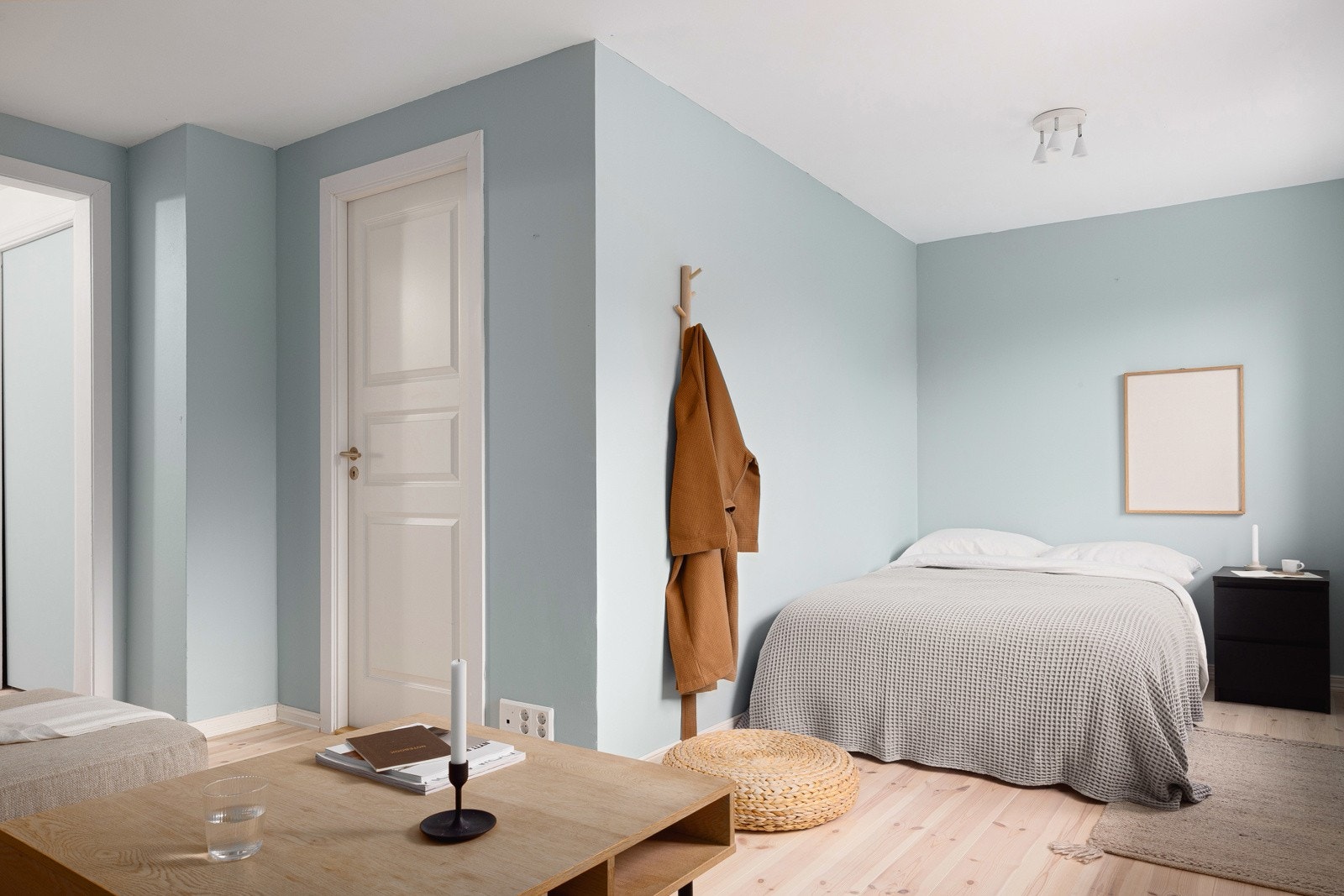 Rommets størrelse gjør at du enkelt kan innrede rommet med dobbeltseng, sofa og garderobeskap. Galleribilde