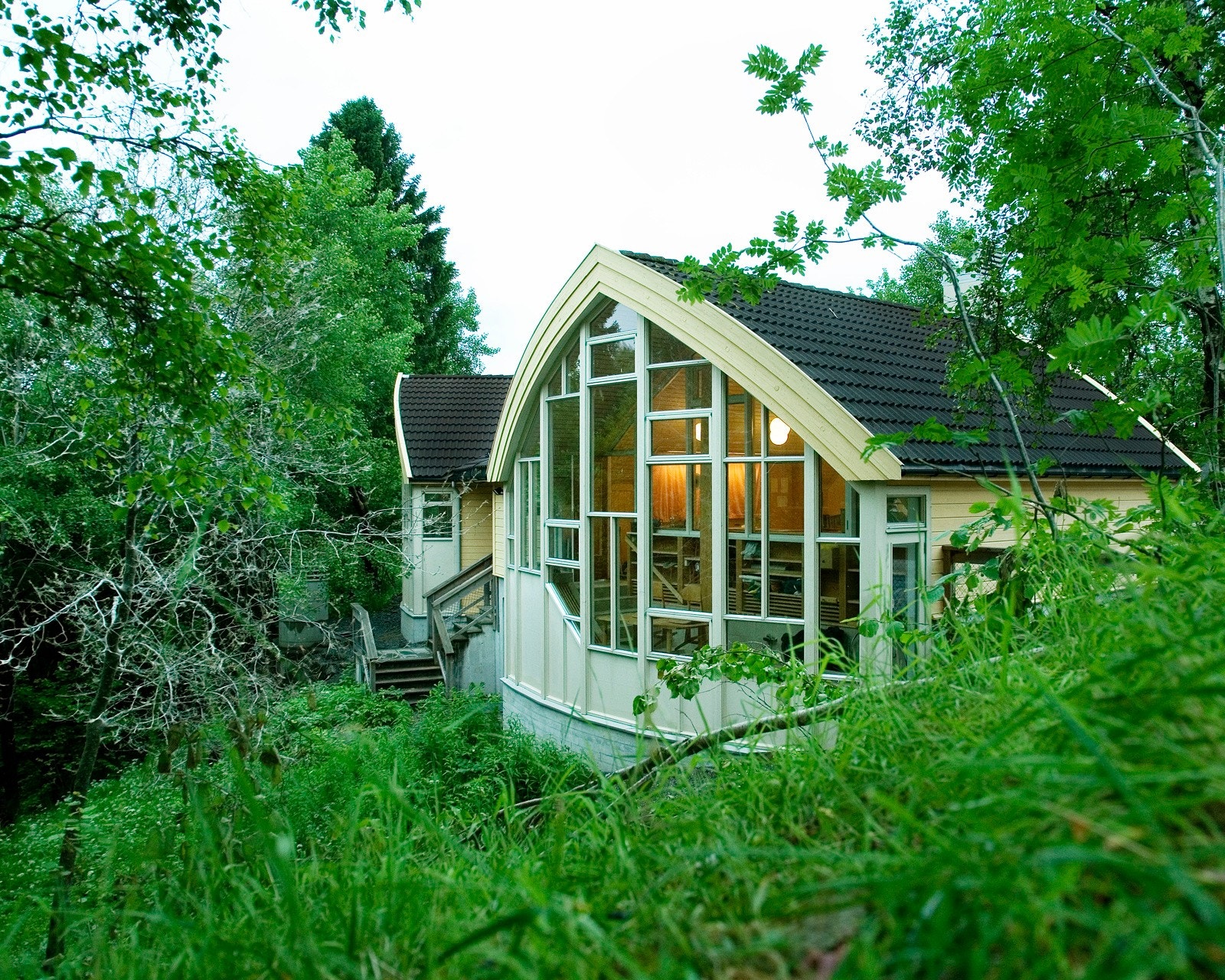Steinerskolen på Skjold ligger et steinkast unna boligen. Galleribilde