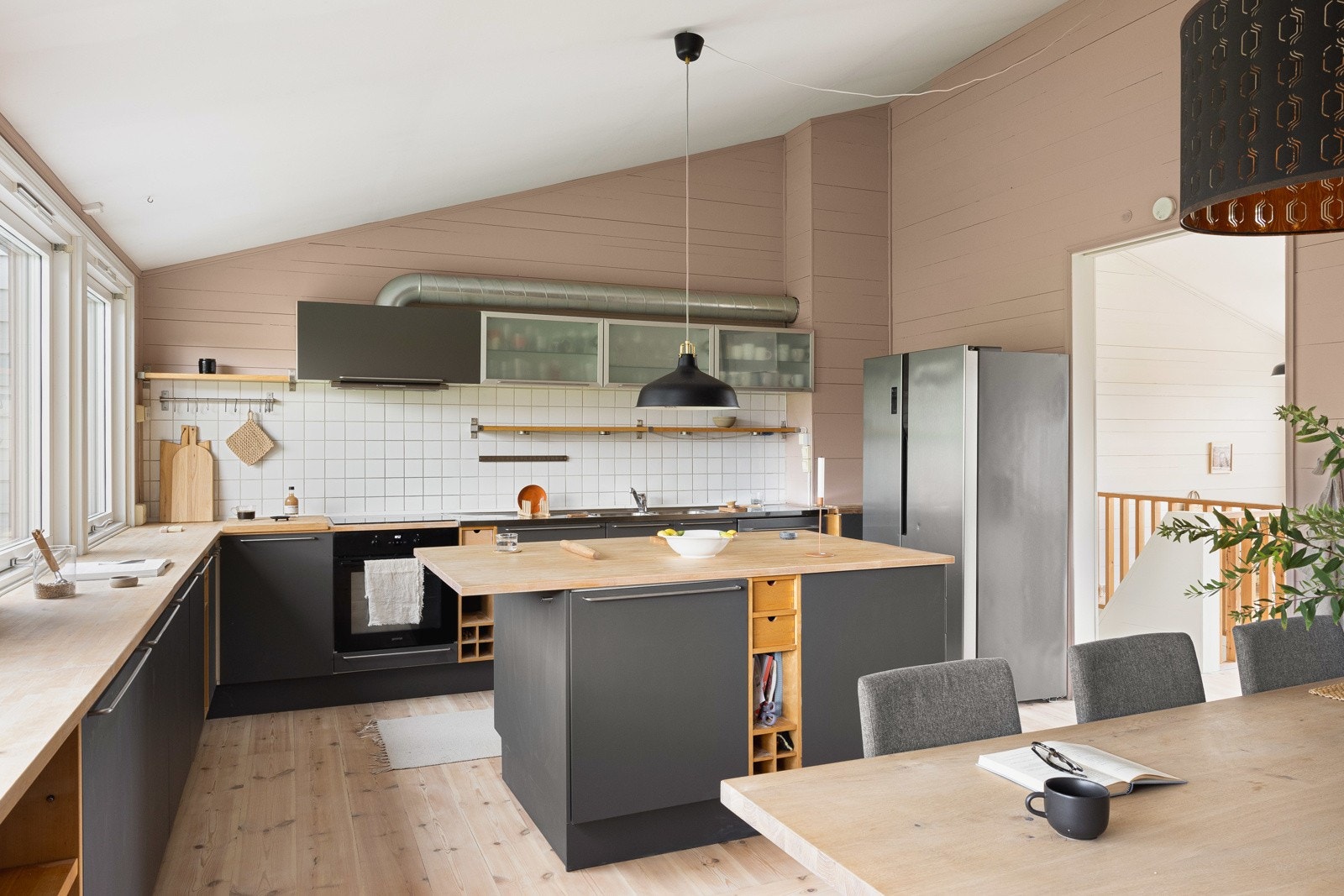 Det er integrerte hvitevarer og heltre benkeplate med heldekkende vask av stål. Galleribilde