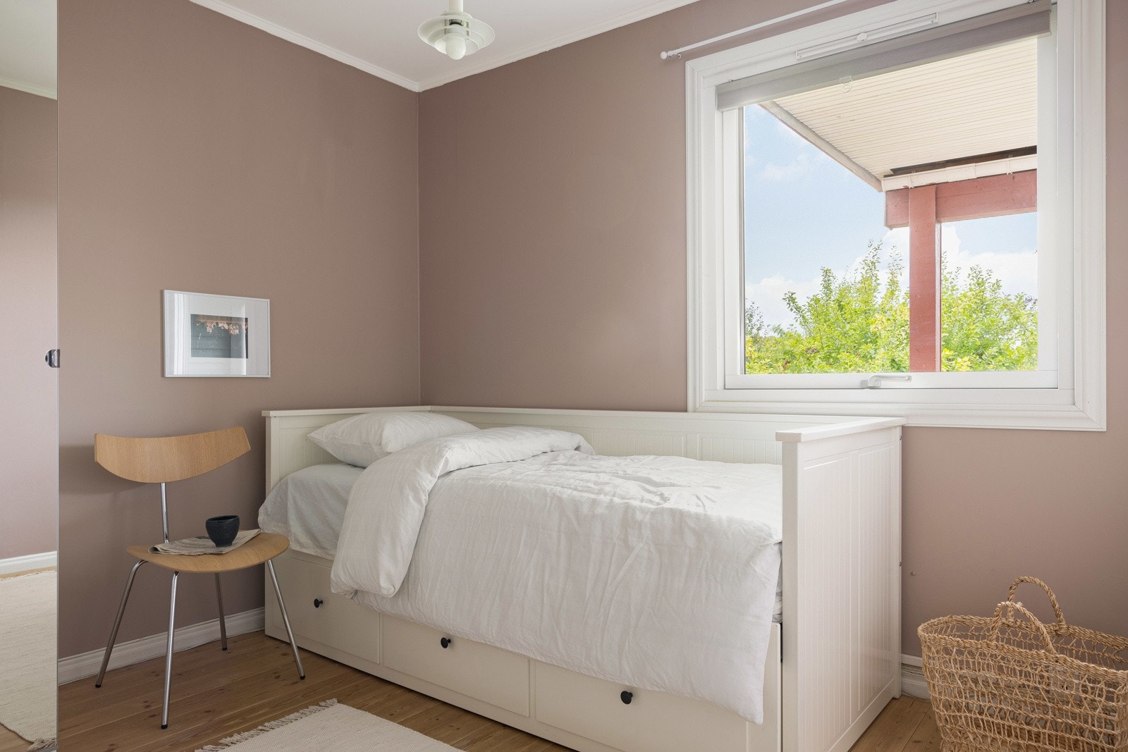 De andre soverommene har plass til enkeltseng, evt seng i etasje og ellers annet ønsket møblement. Galleribilde