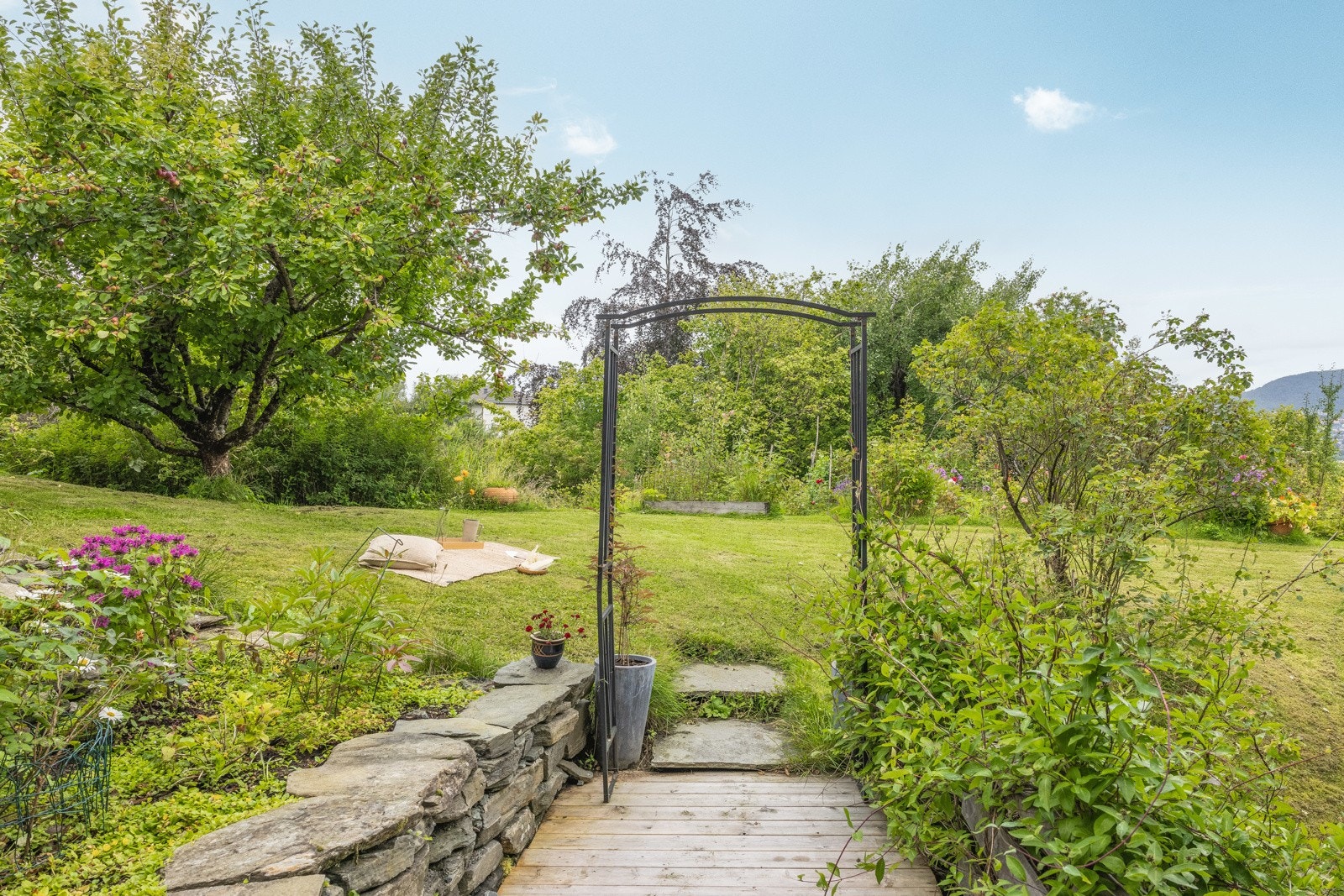 Hagen er en del av fellesarealet til borettslaget, men hver andel benytter og vedlikeholder egen del. Galleribilde