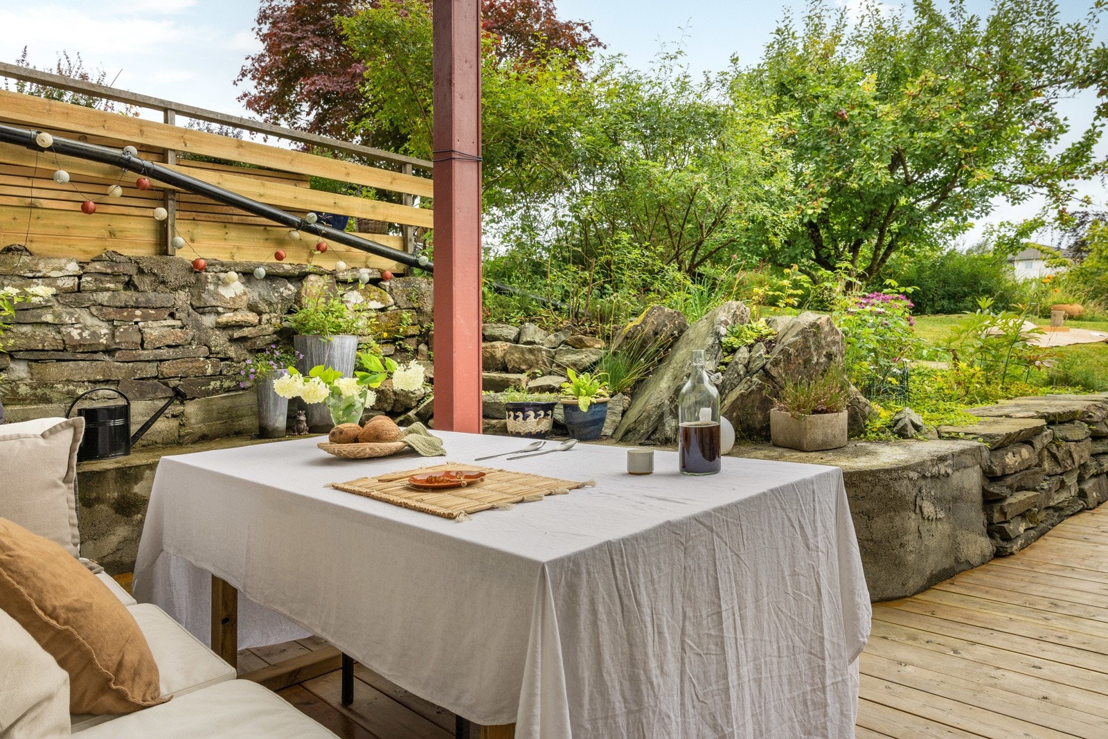 Fra rommet er det utgang til koselig uteplass og hage. Galleribilde